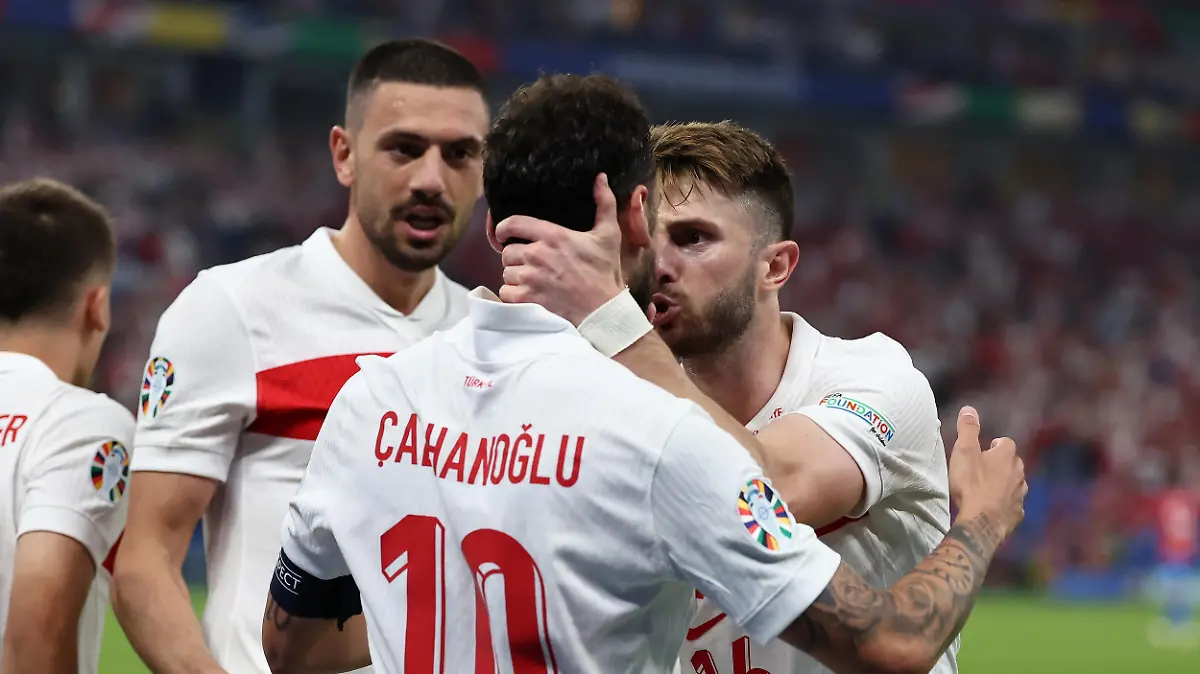 (10) Türkei Hakan Çalhano?lu jubelt nach seinem 0-1 Treffer mit (16) Türkei ?smail Yu?ksek beim UEFA Euro 2024 Spiel Tschechien gegen die Türkei in Hamburg
/ 260624
*** UEFA Euro 2024 Football Championship - Czech Republic vs Turkey on June 26, 2024 in Hamburg, Germany***