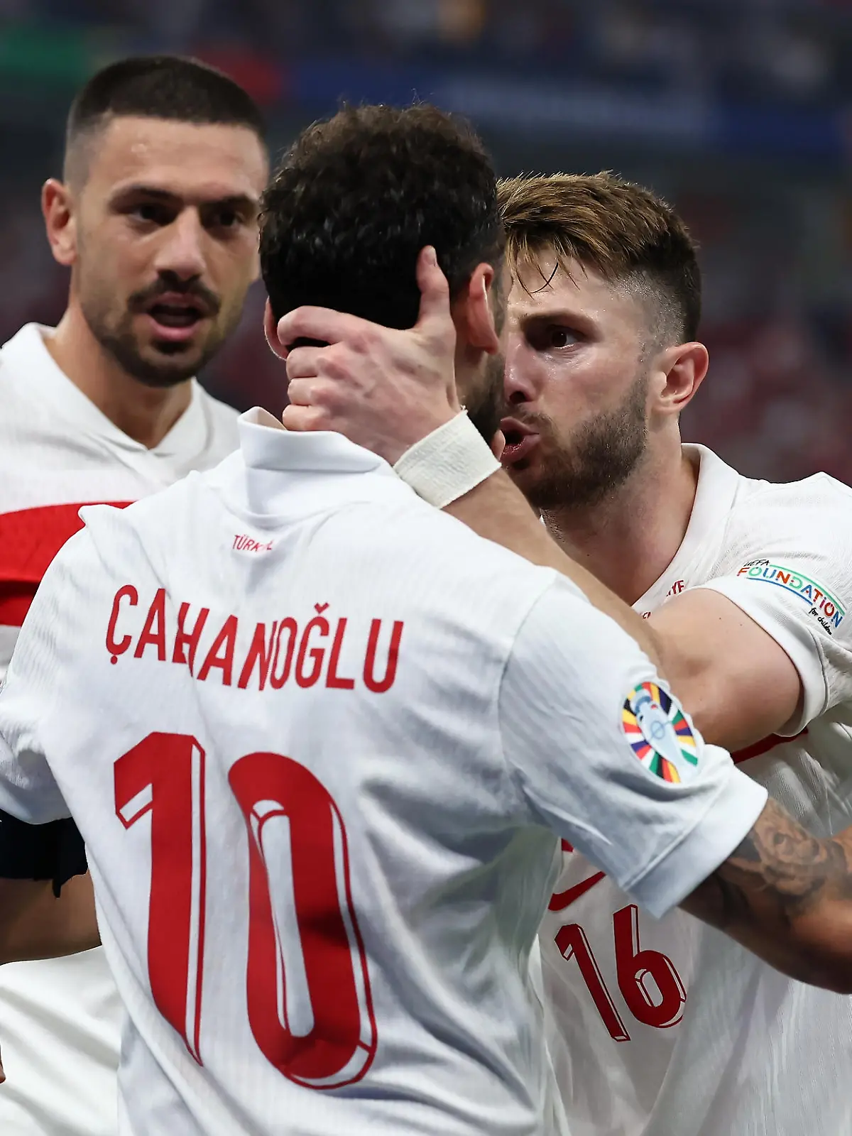(10) Türkei Hakan Çalhano?lu jubelt nach seinem 0-1 Treffer mit (16) Türkei ?smail Yu?ksek beim UEFA Euro 2024 Spiel Tschechien gegen die Türkei in Hamburg
/ 260624

*** UEFA Euro 2024 Football Championship - Czech Republic vs Turkey on June 26, 2024 in Hamburg, Germany***

