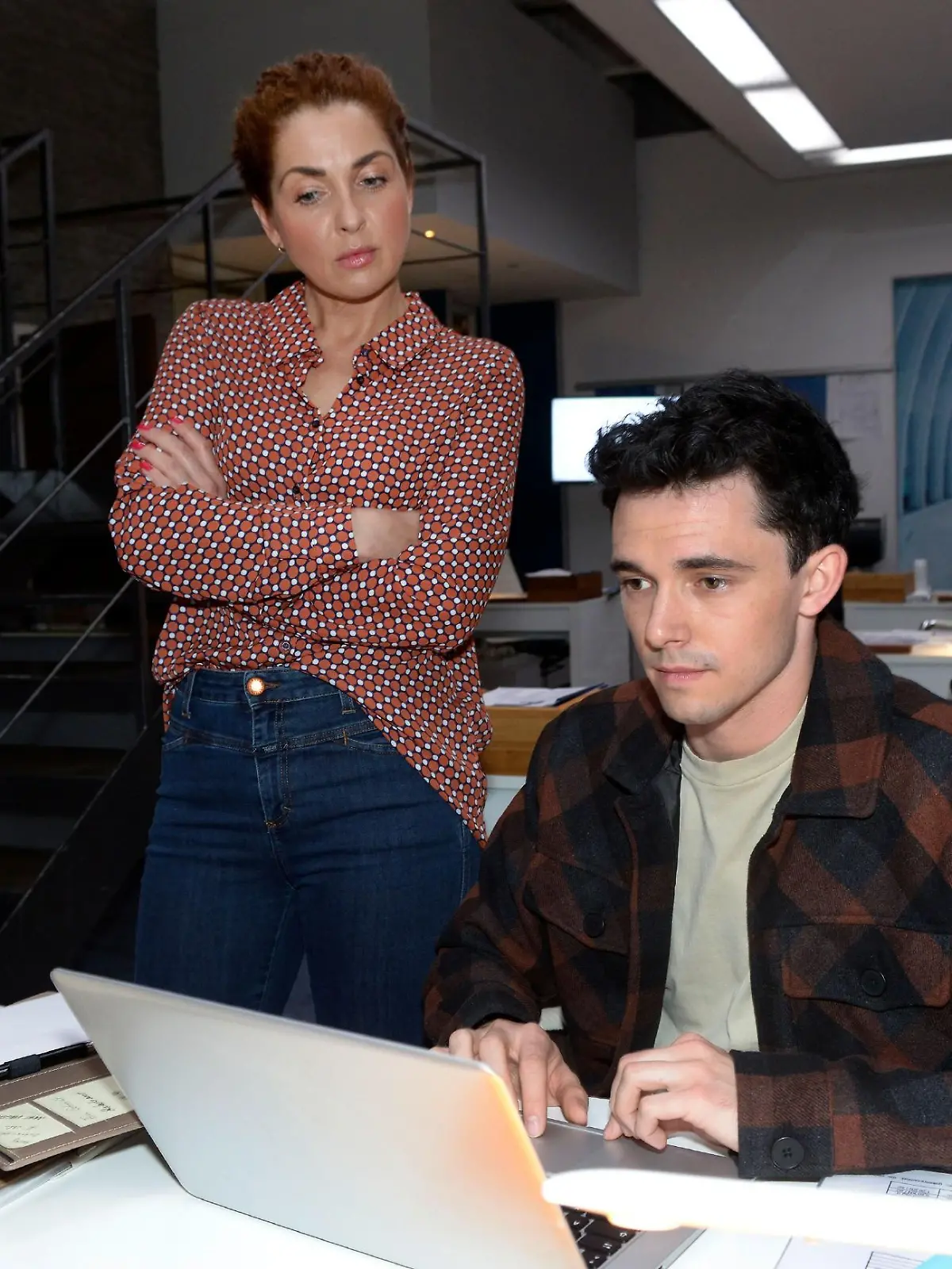 Luis (Marc Weinmann) hat den Verdacht, dass Nina (Maria Wedig) ihm etwas verheimlicht.

Die Verwendung des sendungsbezogenen Materials ist nur mit dem Hinweis und Verlinkung auf RTL+ gestattet.