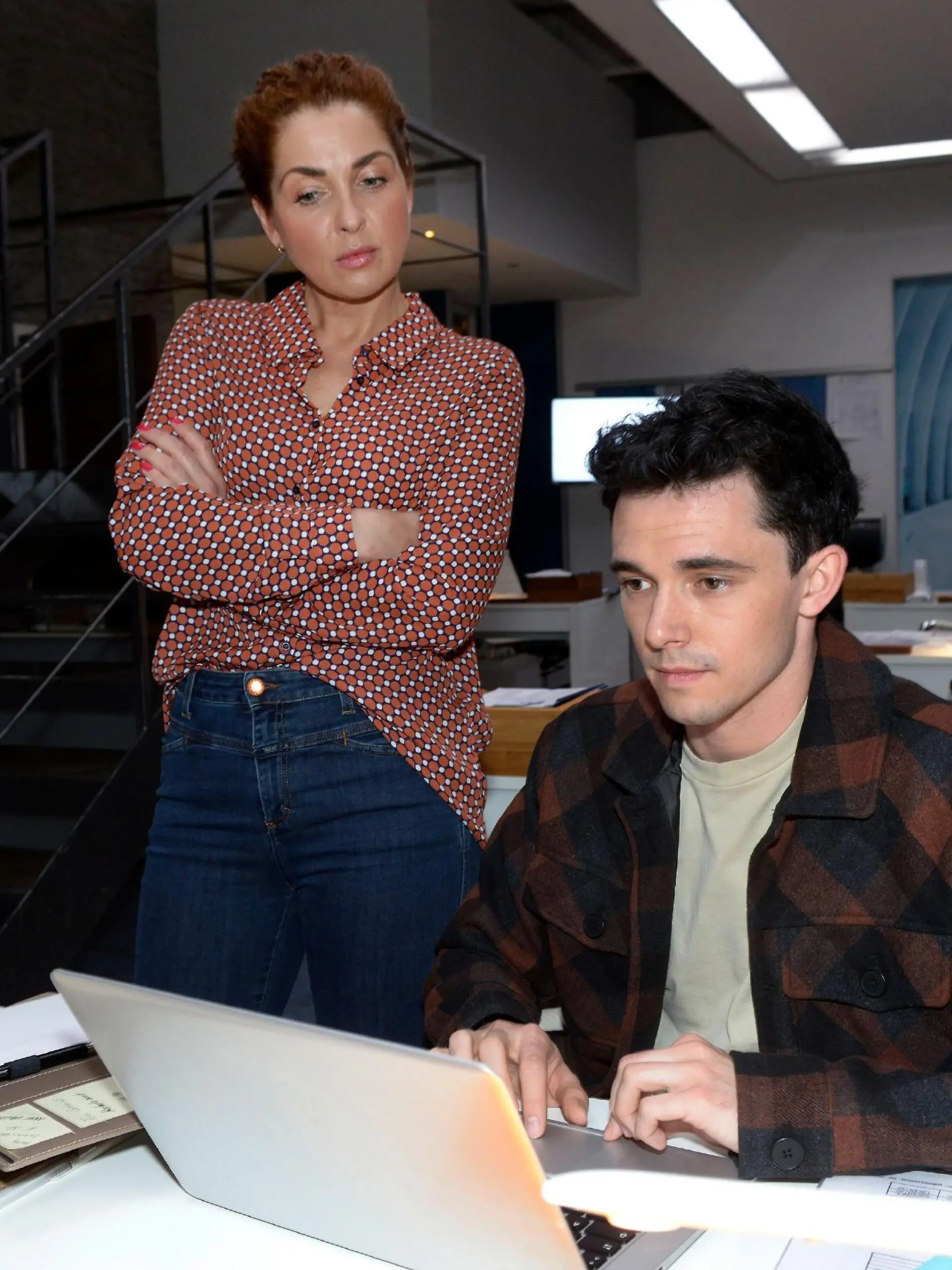 Luis (Marc Weinmann) hat den Verdacht, dass Nina (Maria Wedig) ihm etwas verheimlicht.

Die Verwendung des sendungsbezogenen Materials ist nur mit dem Hinweis und Verlinkung auf RTL+ gestattet.