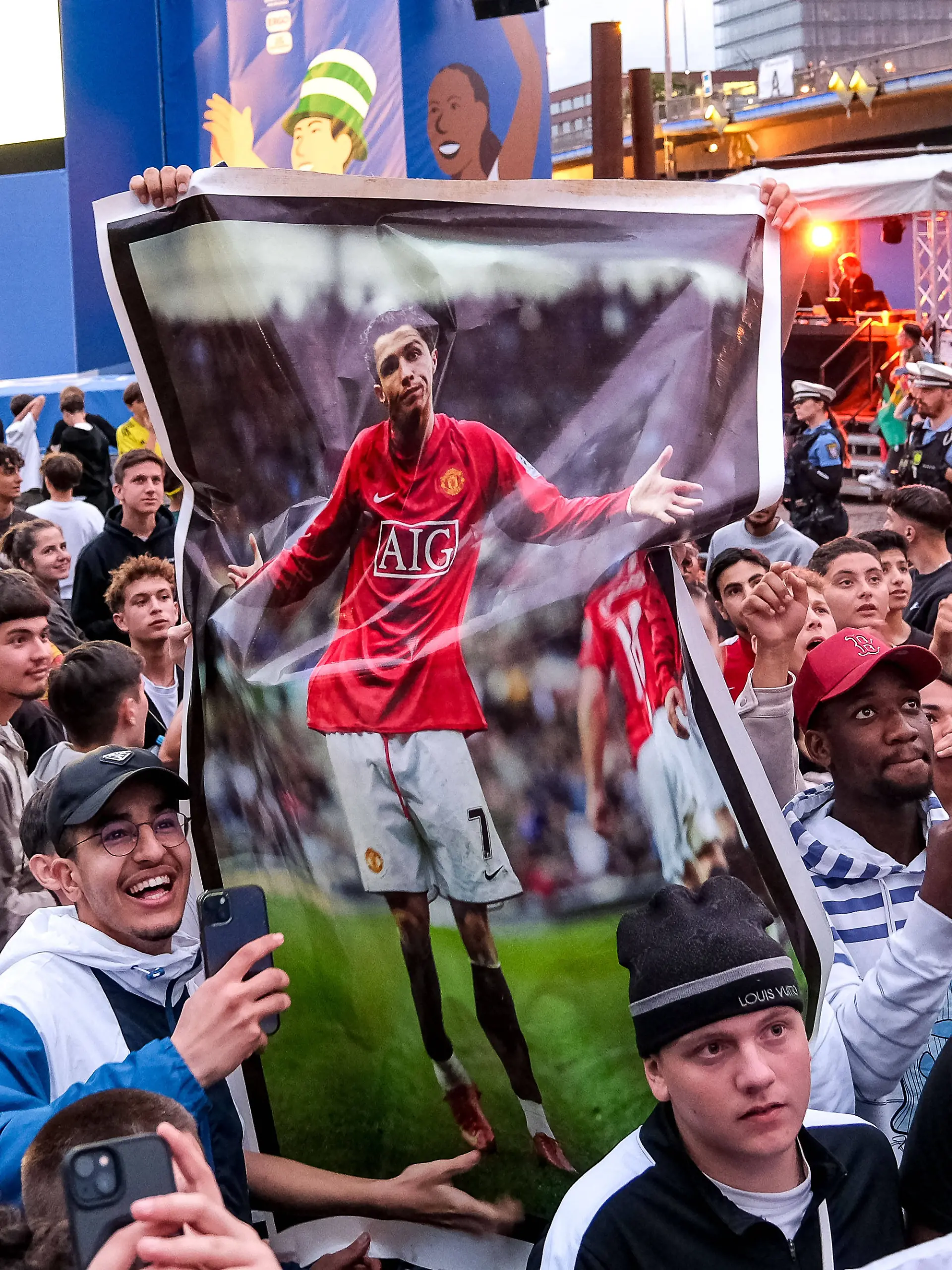 Fans halten ein Poster von Cristiano Ronaldo in die Luft. Fanzone, Frankfurt am Main, 01.07.2024. Frankfurt am Main