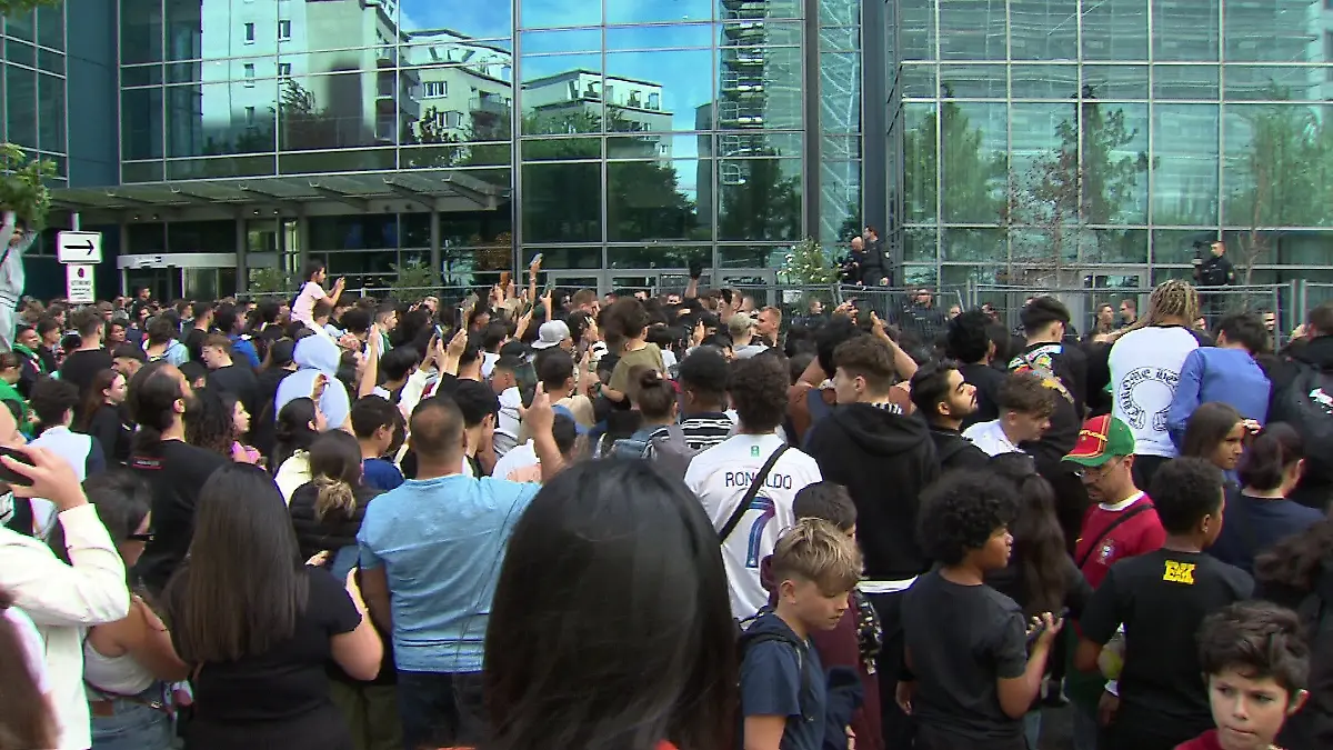Hunderte Fans drängten sich vor dem Mannschaftshotel der Portugiesen in Frankfurt. 