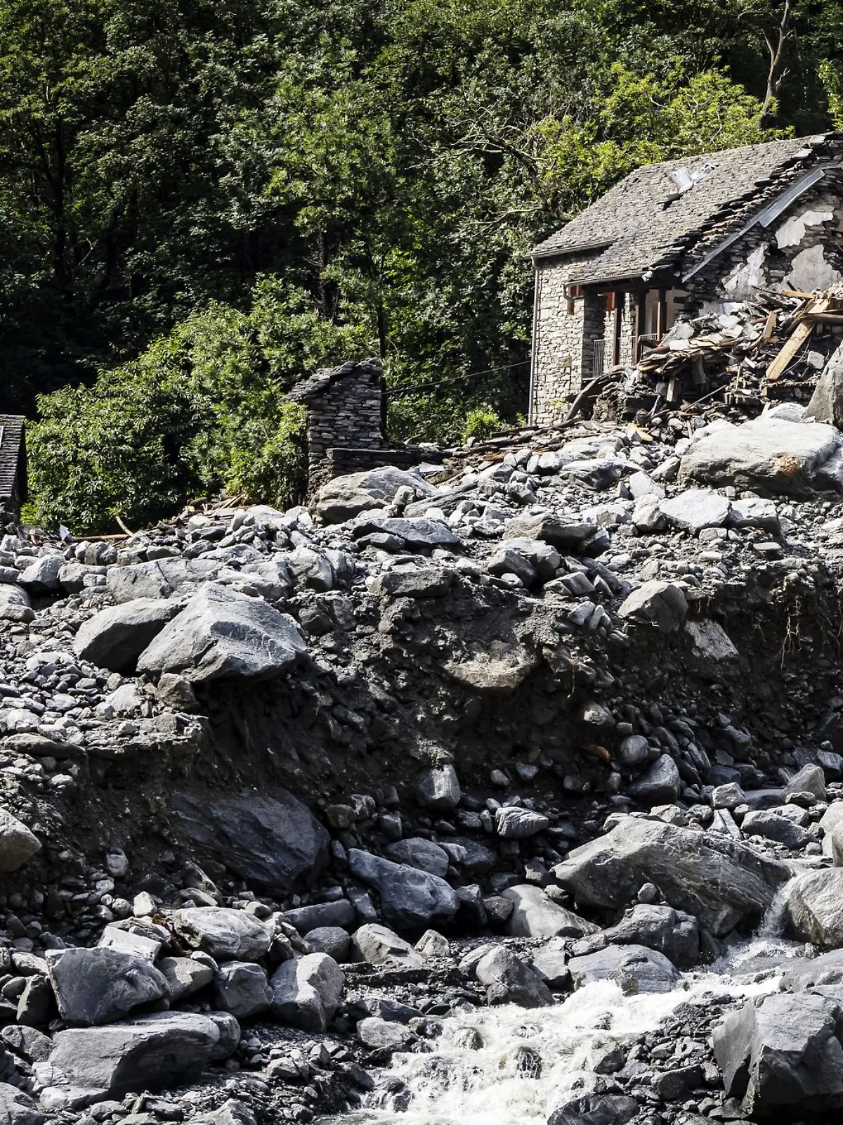Bild zu: "Drei deutsche Frauen sterben bei Erdrutsch im Tessin"
