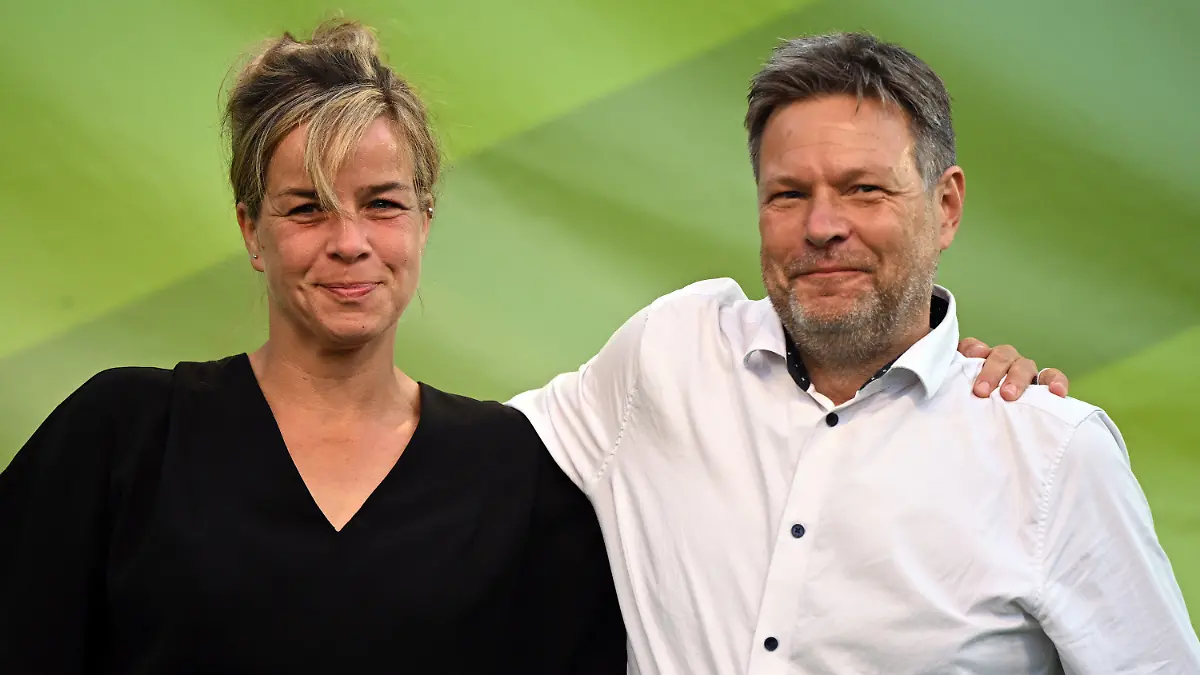 13.05.2022, Nordrhein-Westfalen, Köln: Mona Neubaur, Spitzenkandidatin von Bündnis 90/Die Grünen in Nordrhein-Westfalen, und Robert Habeck (Bündnis 90/Die Grünen), Bundesminister für Wirtschaft und Klimaschutz stehen zusammen auf der Bühne bei einer Wahlkampfveranstaltung ihrer Partei zur Landtagswahl Nordrhein-Westfalen. Zwei Tage vor der Landtagswahl in Nordrhein-Westfalen werben die Parteien mit viel Politprominenz noch einmal um die Wählerstimmen. Foto: Federico Gambarini/dpa +++ dpa-Bildfunk +++