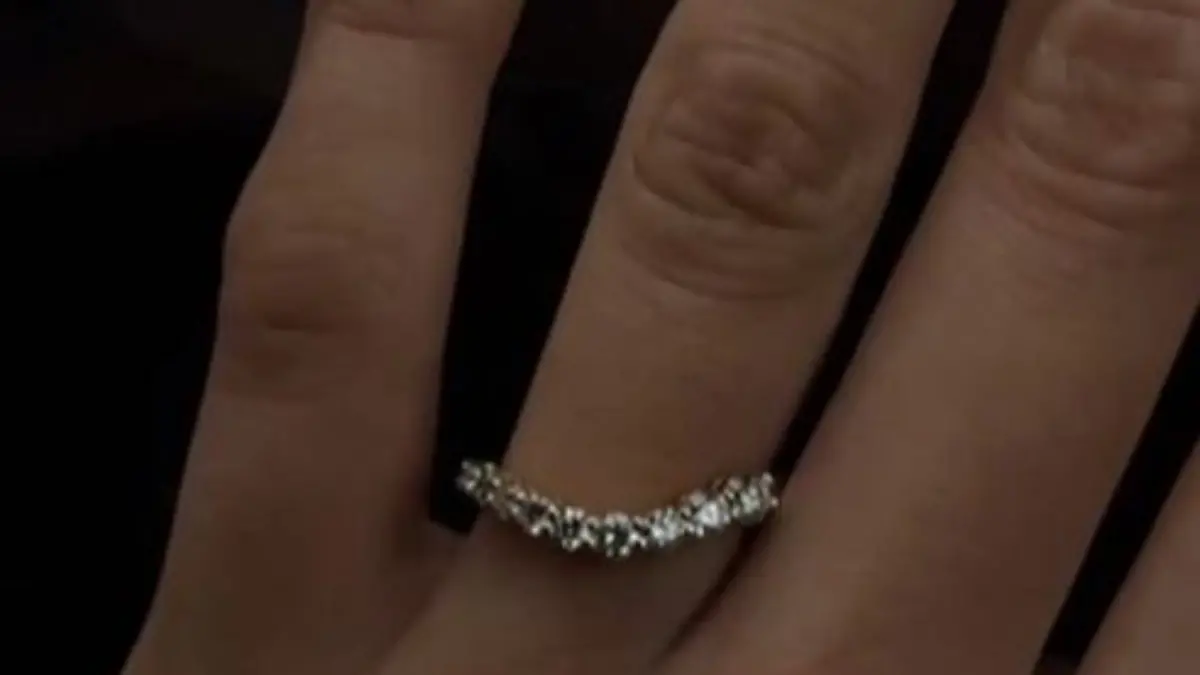 Dieser Ring am Finger von Laila Hasanovic sorgt für reichlich Spekulationen.