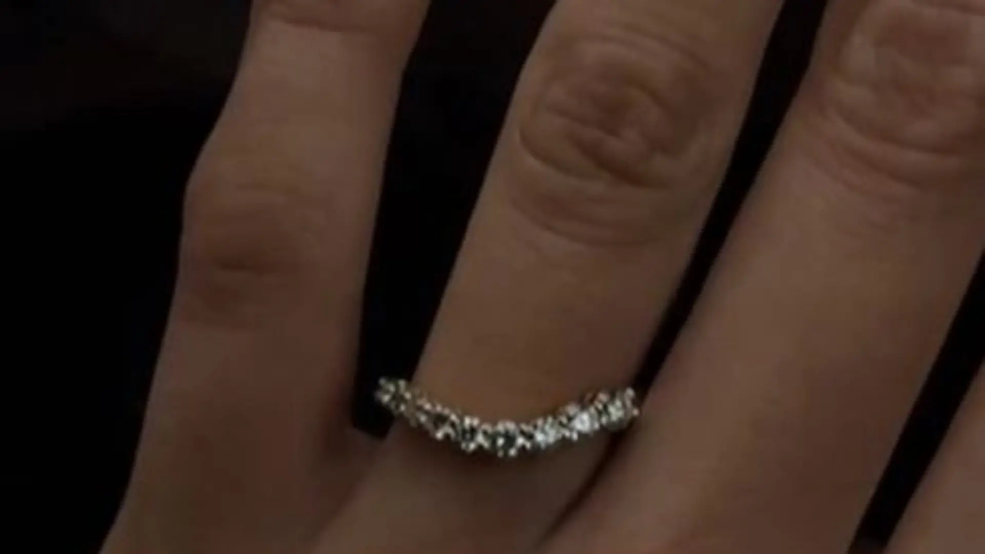 Dieser Ring am Finger von Laila Hasanovic sorgt für reichlich Spekulationen.