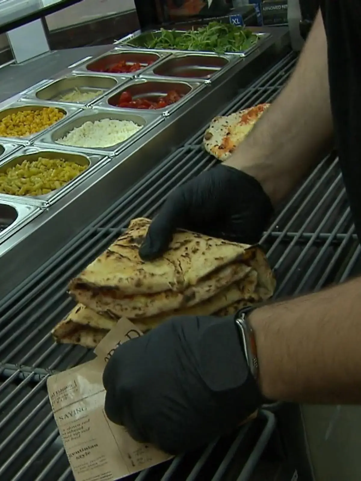 Bild zu: "Gastronom bietet gefaltete Pizza an"