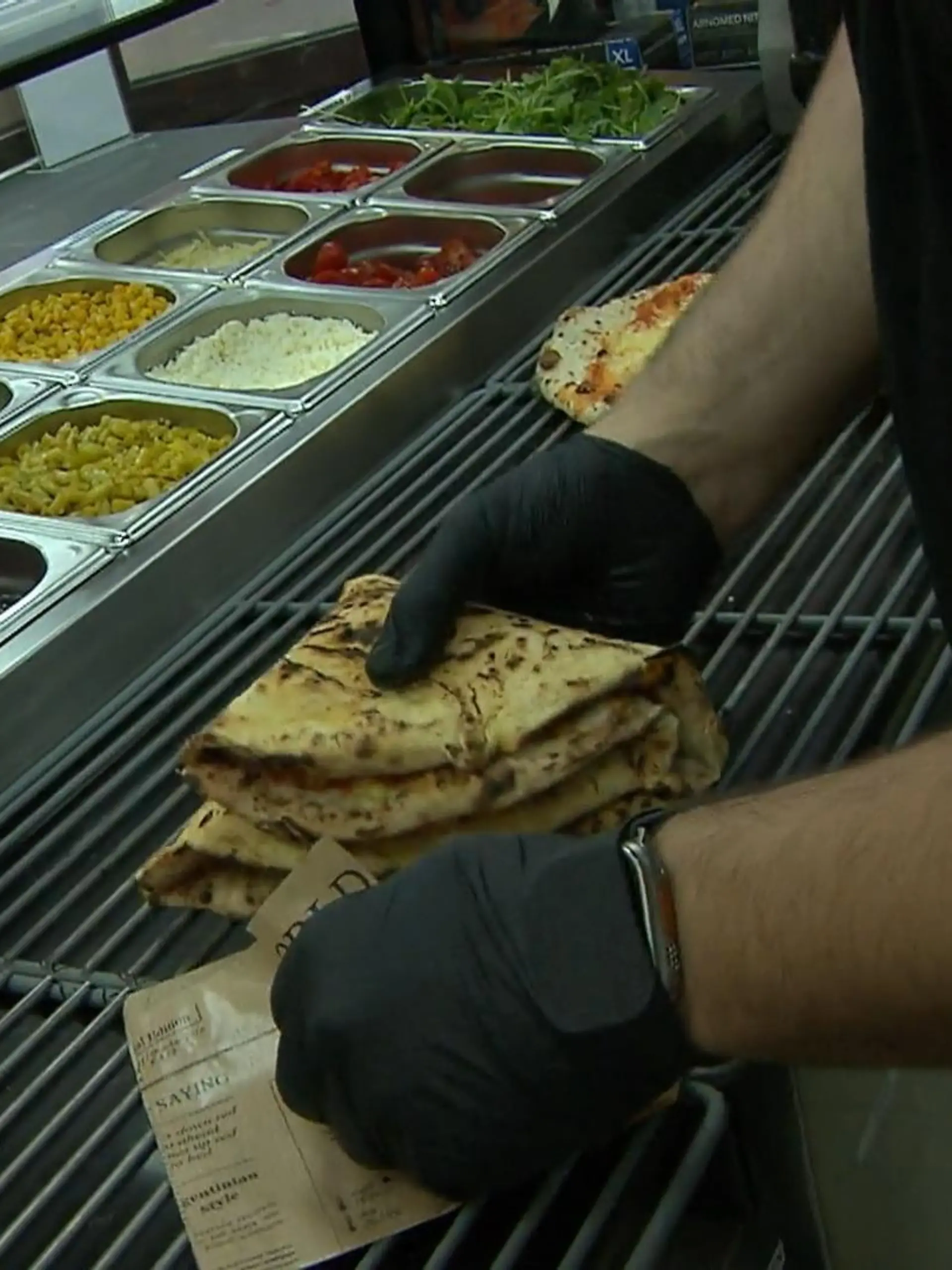 Bild zu: "Gastronom bietet gefaltete Pizza an"