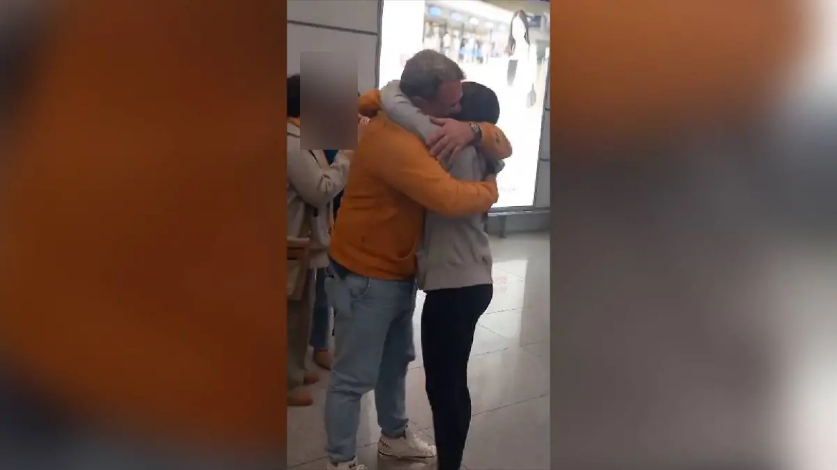 Endlich kann die 17-Jährige ihren Vater wieder in die Arme schließen!