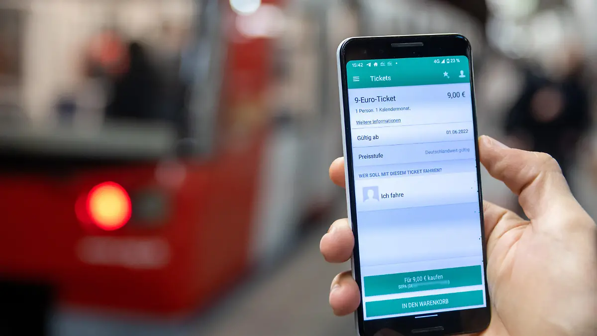 Ein Mitarbeiter der VAG (Verkehrs-Aktiengesellschaft Nürnberg) präsentiert eine aktuelle Testanwendung der App des VGN (Verkehrsverbunds Großraum Nürnberg) zum Kauf des 9-Euro-Tickets. Von Juni bis Ende August sollen Fahrgäste im Nah- und Regionalverkehr deutschlandweit für 9 Euro pro Monat fahren können. Über die Finanzierung gibt es allerdings Streit zwischen Bund und Ländern, die dem Vorhaben im Bundesrat noch zustimmen müssen. Der Bund hat für das Ticket rund 2,5 Milliarden Euro eingeplant. (zu dpa: "Umfrage: Viele wollen mit dem 9-Euro-Ticket verreisen")