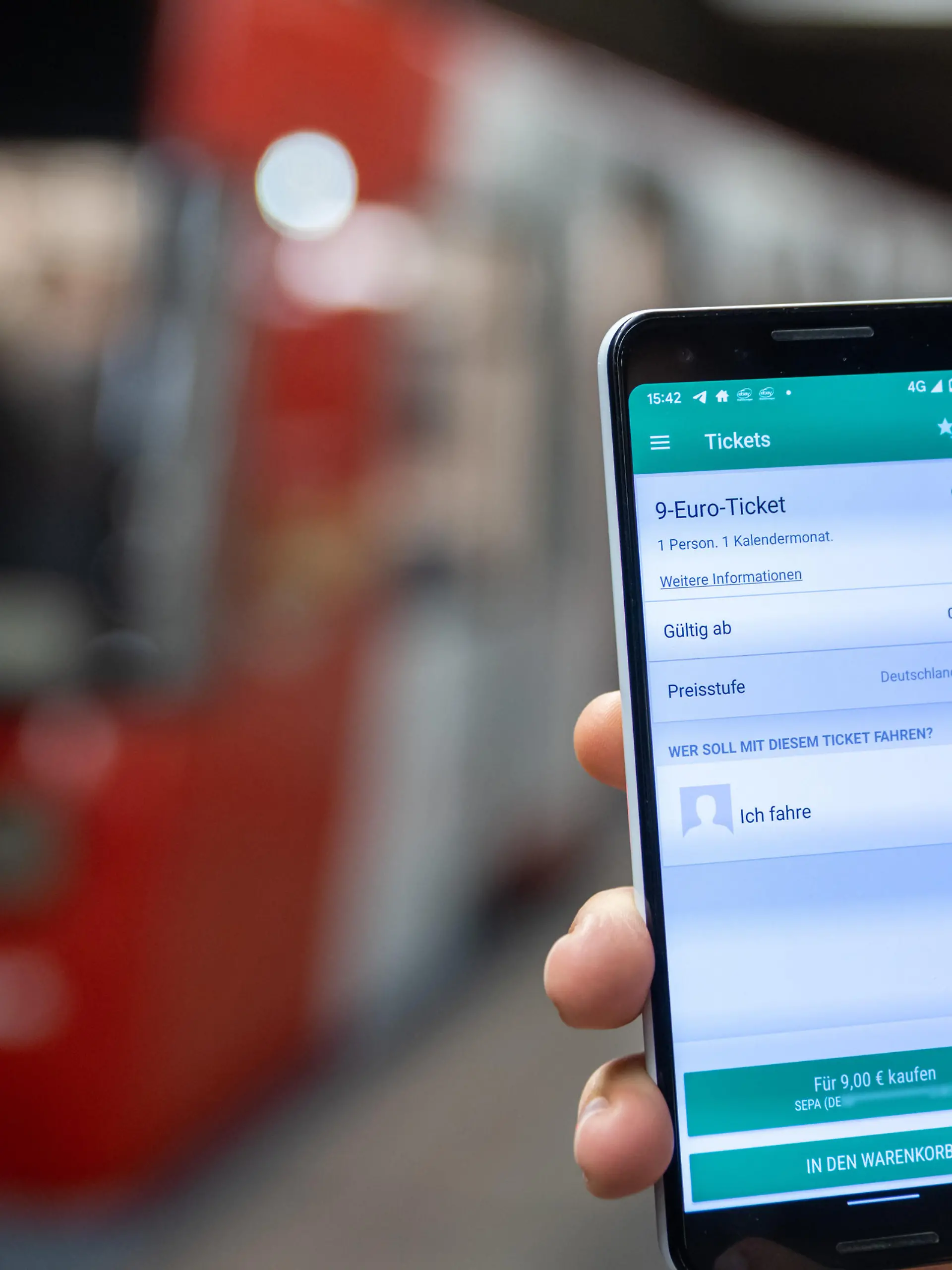 Ein Mitarbeiter der VAG (Verkehrs-Aktiengesellschaft Nürnberg) präsentiert eine aktuelle Testanwendung der App des VGN (Verkehrsverbunds Großraum Nürnberg) zum Kauf des 9-Euro-Tickets. Von Juni bis Ende August sollen Fahrgäste im Nah- und Regionalverkehr deutschlandweit für 9 Euro pro Monat fahren können. Über die Finanzierung gibt es allerdings Streit zwischen Bund und Ländern, die dem Vorhaben im Bundesrat noch zustimmen müssen. Der Bund hat für das Ticket rund 2,5 Milliarden Euro eingeplant. (zu dpa: "Umfrage: Viele wollen mit dem 9-Euro-Ticket verreisen")