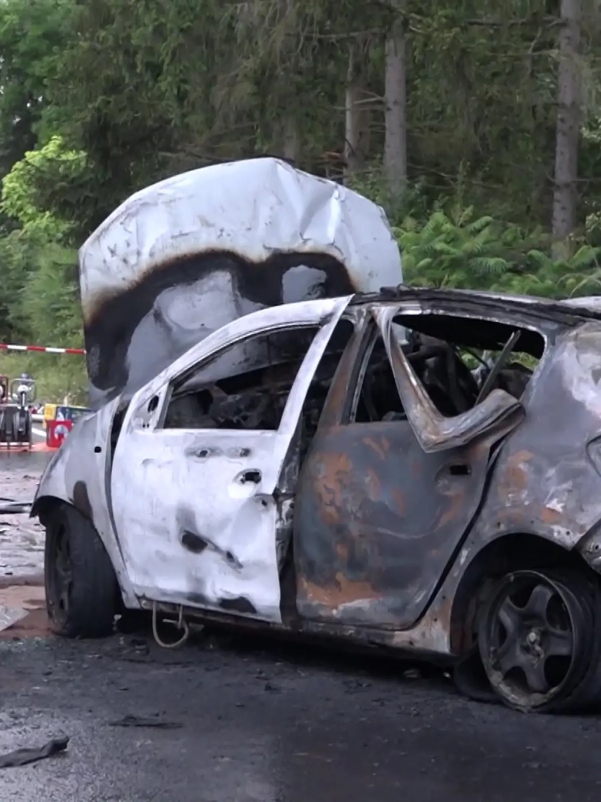 Das Auto geht nach der Kollision in einer Unterführung in Flammen auf.