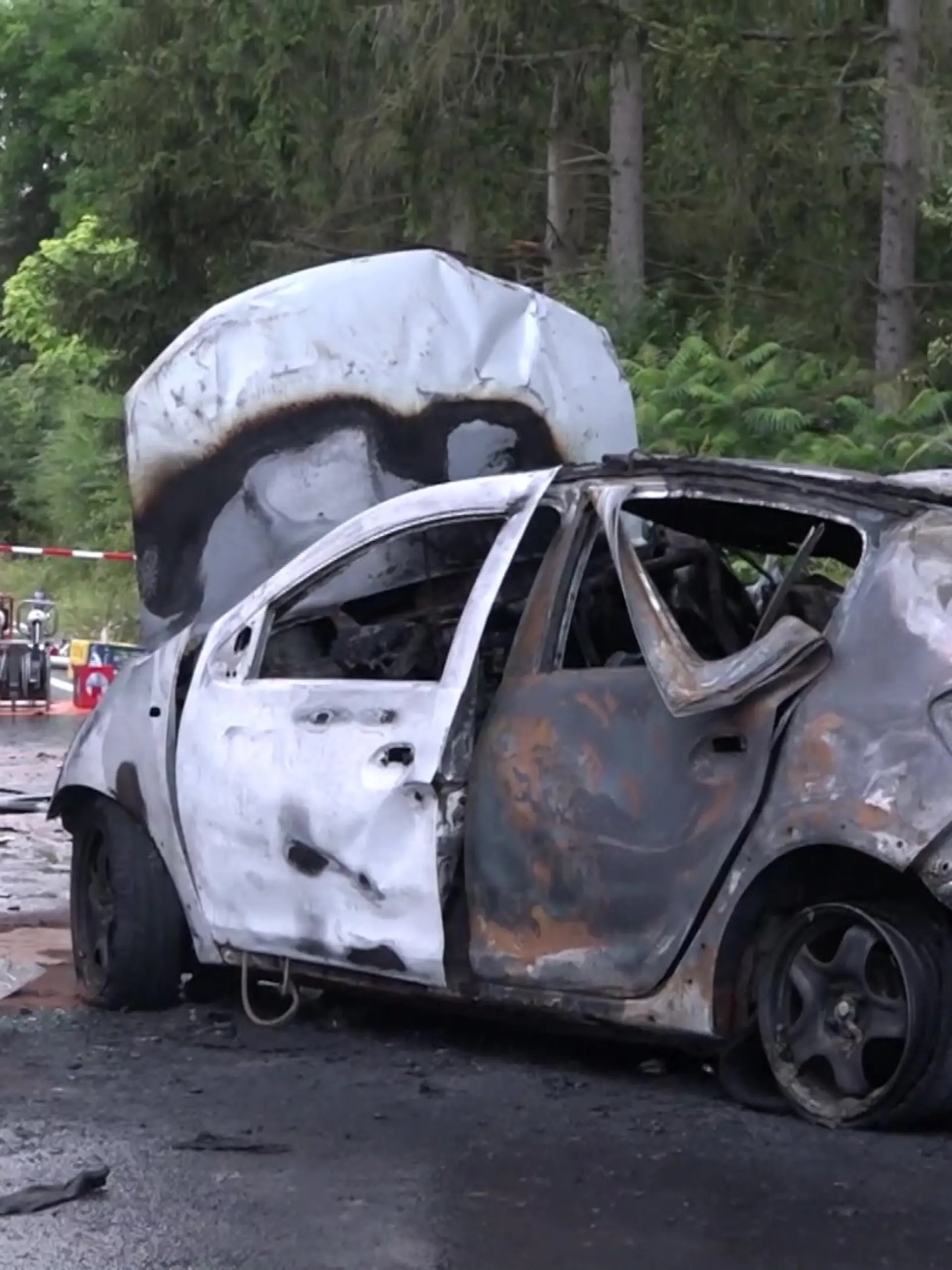 Das Auto geht nach der Kollision in einer Unterführung in Flammen auf.