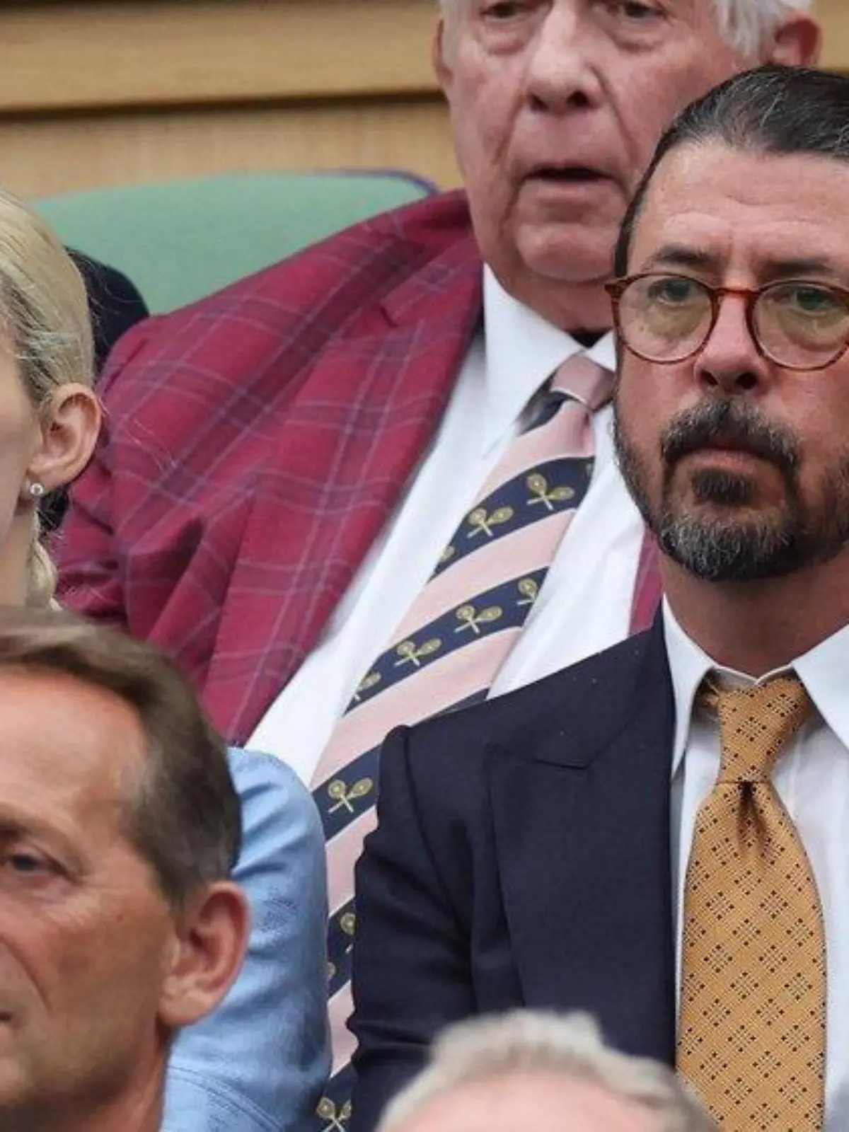 Dave Grohl und seine Frau Jordyn Blum beobachten gespannt das Tennisspiel in Wimbledon.