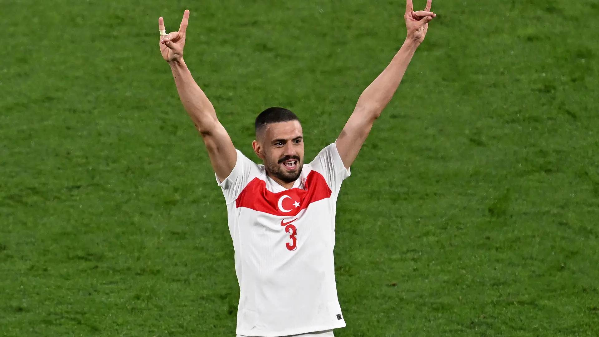 Merih Demiral jubelt nach seinem zweiten Treffer im EM-Spiel gegen Österreich.