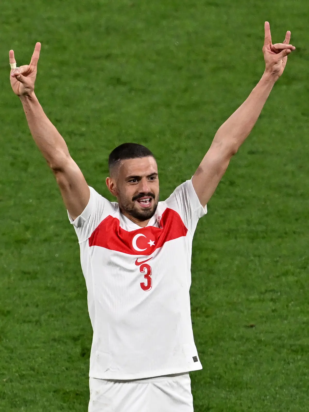 Merih Demiral jubelt nach seinem zweiten Treffer im EM-Spiel gegen Österreich.