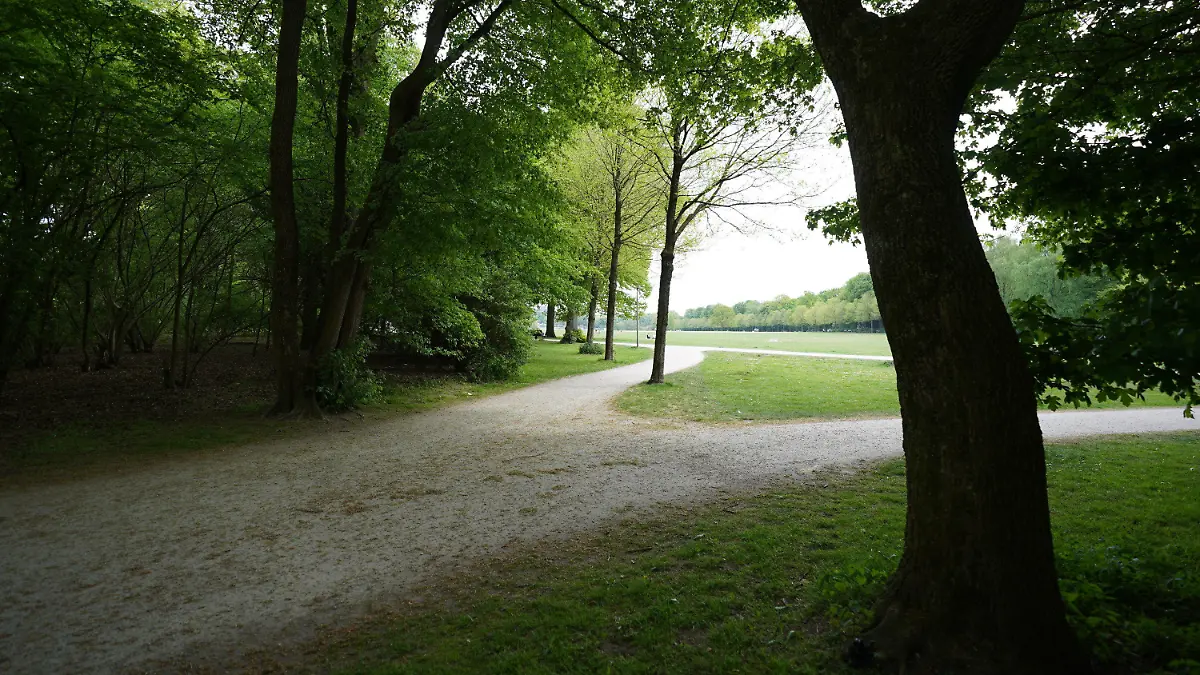 10.05.2022, Hamburg: Blick auf die Festwiese im Stadtpark. Im Zusammenhang mit der gemeinschaftlichen Vergewaltigung einer 15-Jährigen müssen sich elf Männer vor einer Jugendkammer am Landgericht Hamburg verantworten. Zehn der Beschuldigten im Alter zwischen 18 und 22 Jahren sollen die Jugendliche im Stadtpark sexuell missbraucht haben. Einem elften Angeklagten werden Beihilfe sowie Herstellung jugendpornografischer Inhalte und Verletzung des höchstpersönlichen Lebensbereichs durch Bildaufnahmen vorgeworfen. Foto: Marcus Brandt/dpa +++ dpa-Bildfunk +++