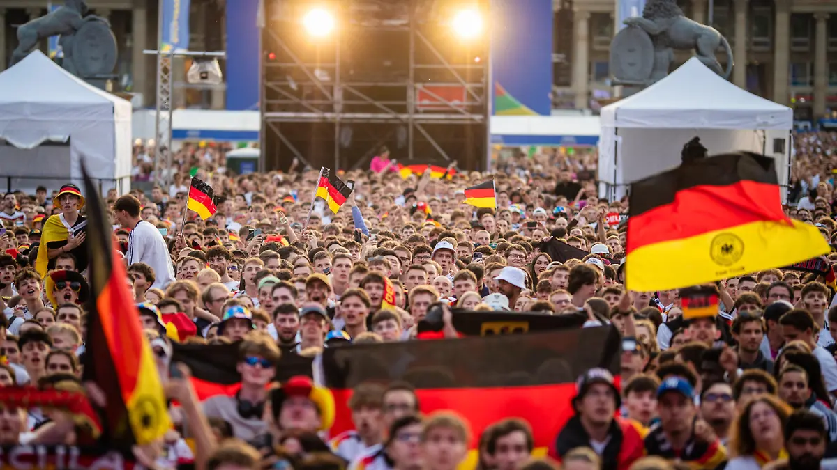 ARCHIV - 23.06.2024, Baden-Württemberg, Stuttgart: Fußball: EM, Public Viewing Deutschland - Schweiz. Zahlreiche Deutschland-Fans versammeln sich zum Public Viewing auf dem Schlossplatz. (zu dpa: «Stuttgarter Fanzone öffnet - Bangen wegen Unwetter») Foto: Christoph Schmidt/dpa +++ dpa-Bildfunk +++