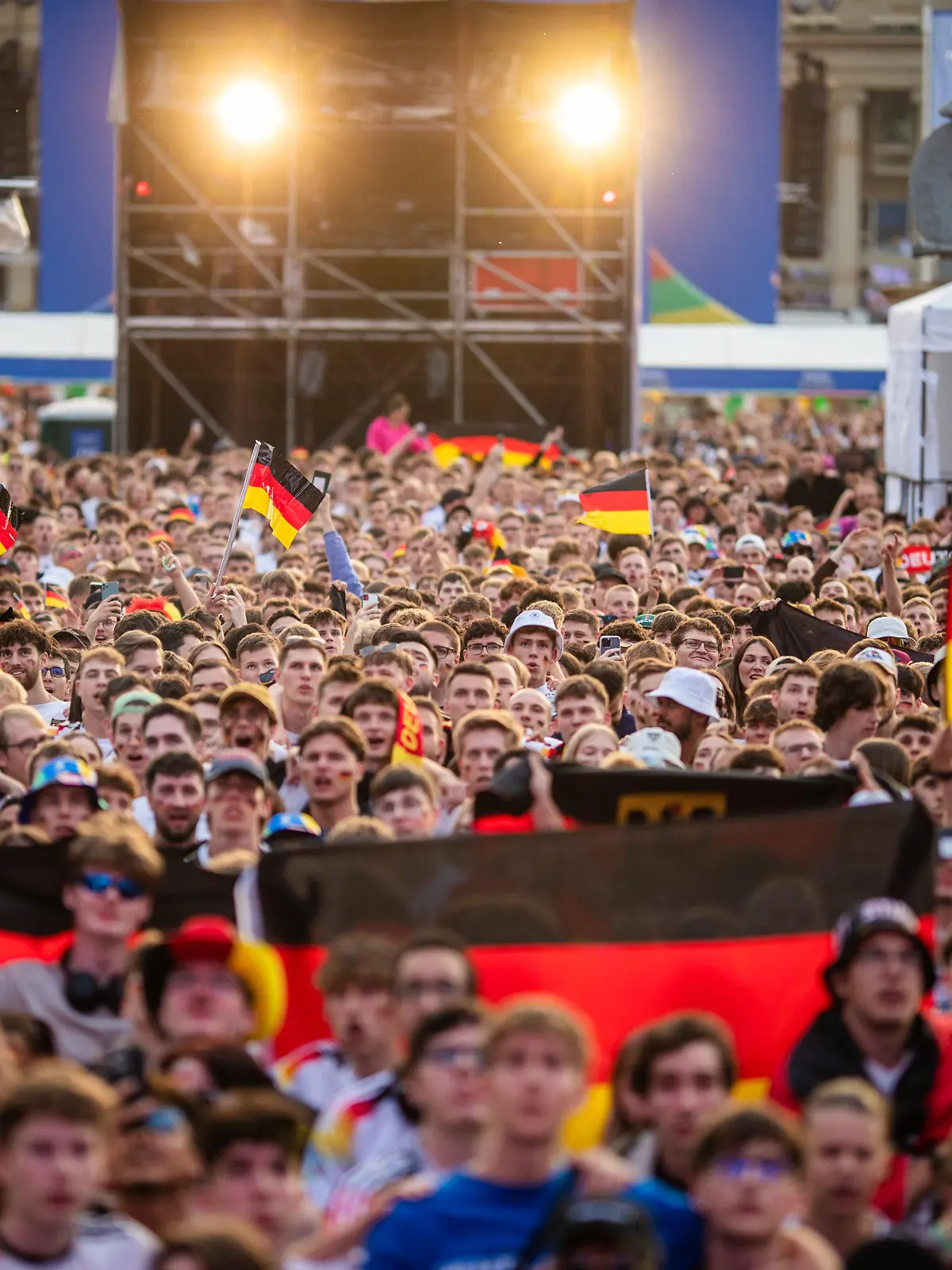 ARCHIV - 23.06.2024, Baden-Württemberg, Stuttgart: Fußball: EM, Public Viewing Deutschland - Schweiz. Zahlreiche Deutschland-Fans versammeln sich zum Public Viewing auf dem Schlossplatz. (zu dpa: «Stuttgarter Fanzone öffnet - Bangen wegen Unwetter») Foto: Christoph Schmidt/dpa +++ dpa-Bildfunk +++