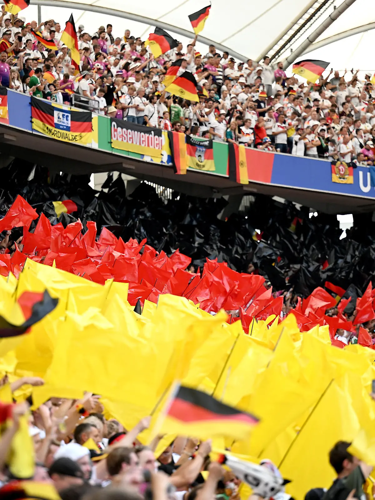 Sport Bilder des Tages Fussball Euro 2024 Gruppe A 19.06.2024 Deutschland - Ungarn Deutschland Fans im Stadion von Stuttgart *** Football Euro 2024 Group A 19 06 2024 Germany Hungary Germany fans in Stuttgart stadium