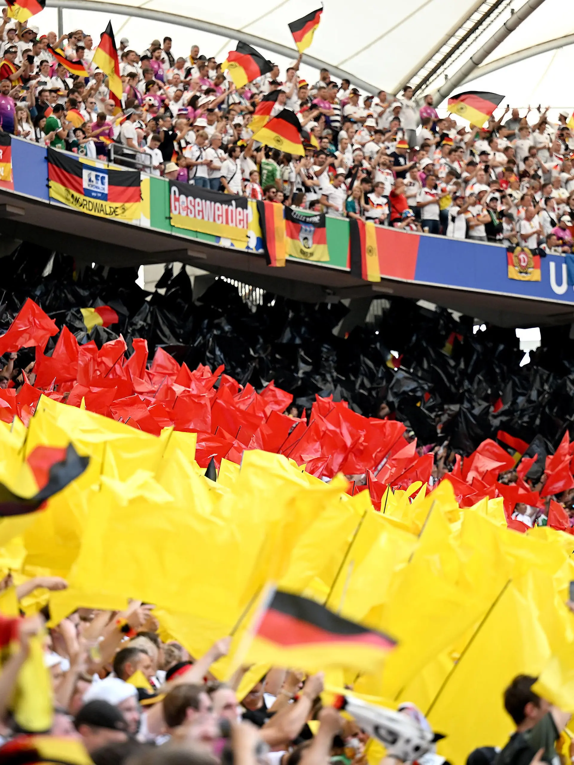 Sport Bilder des Tages Fussball Euro 2024 Gruppe A 19.06.2024 Deutschland - Ungarn Deutschland Fans im Stadion von Stuttgart *** Football Euro 2024 Group A 19 06 2024 Germany Hungary Germany fans in Stuttgart stadium