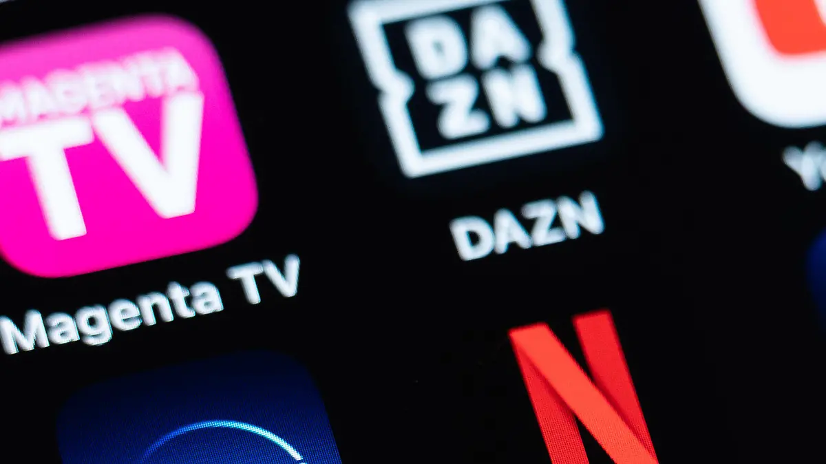ARCHIV - 08.03.2022, Baden-Württemberg, Rottweil: Verschiedene Streaming-Dienste, darunter Magenta TV, DAZN, YouTube, Disney+, Netflix, Prime Video, Sky Ticket, Aplle TV, Joyn, Twitch, sind auf dem Display eines iPhone SE zu sehen. Die Zahl der Abonnenten kostenpflichtiger Streaming-Angebote in Deutschland wird dieses Jahr voraussichtlich die Marke von 20 Millionen knacken. Foto: Silas Stein/dpa +++ dpa-Bildfunk +++