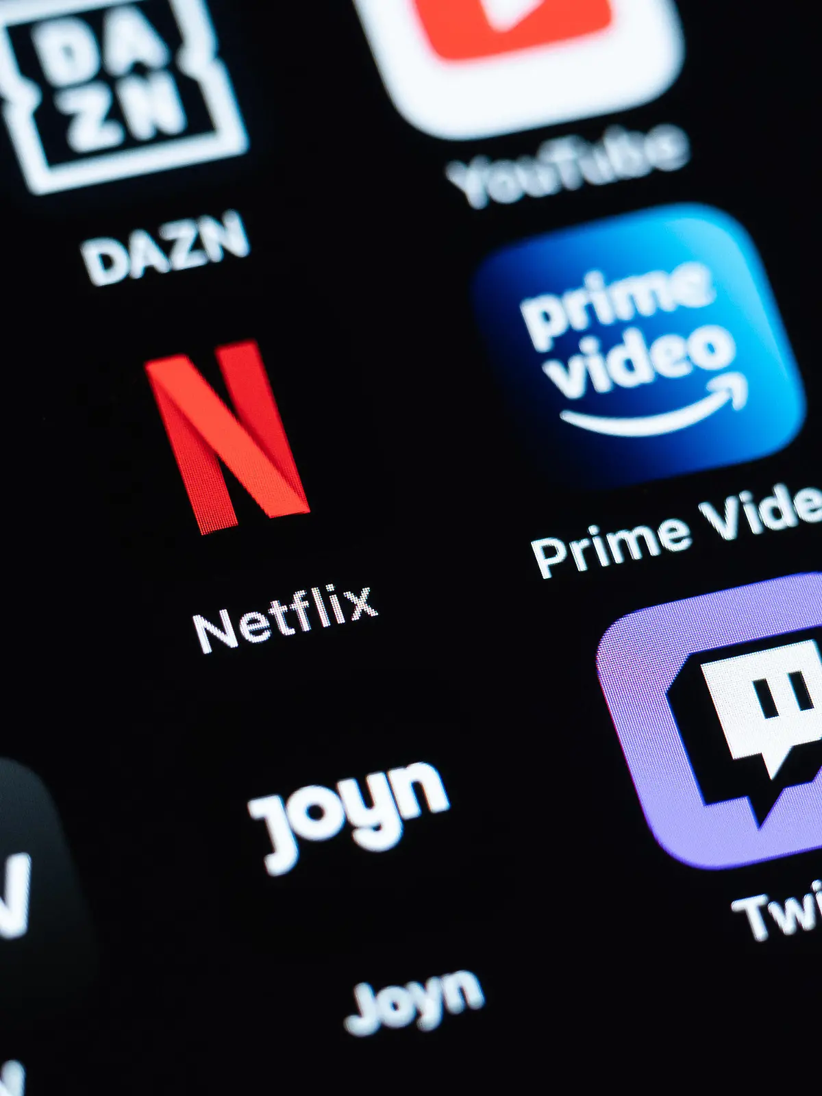 ARCHIV - 08.03.2022, Baden-Württemberg, Rottweil: Verschiedene Streaming-Dienste, darunter Magenta TV, DAZN, YouTube, Disney+, Netflix, Prime Video, Sky Ticket, Aplle TV, Joyn, Twitch, sind auf dem Display eines iPhone SE zu sehen. Die Zahl der Abonnenten kostenpflichtiger Streaming-Angebote in Deutschland wird dieses Jahr voraussichtlich die Marke von 20 Millionen knacken. Foto: Silas Stein/dpa +++ dpa-Bildfunk +++