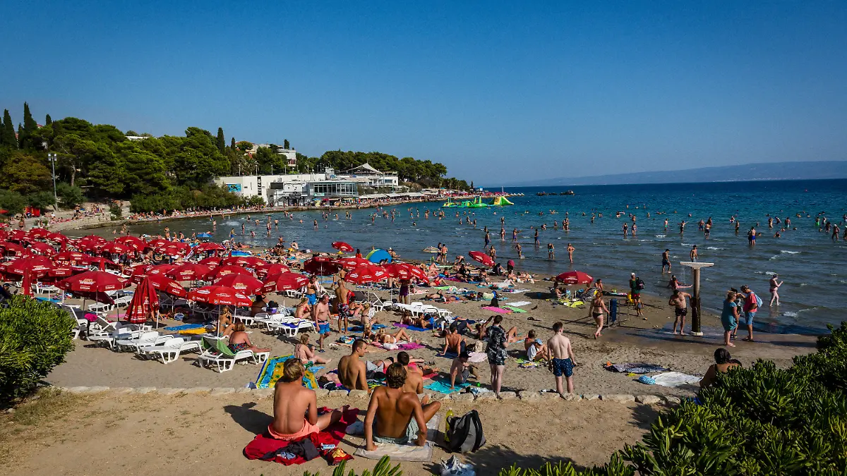  Badegäste sonnen sich am Strand Bacvice in Split. 