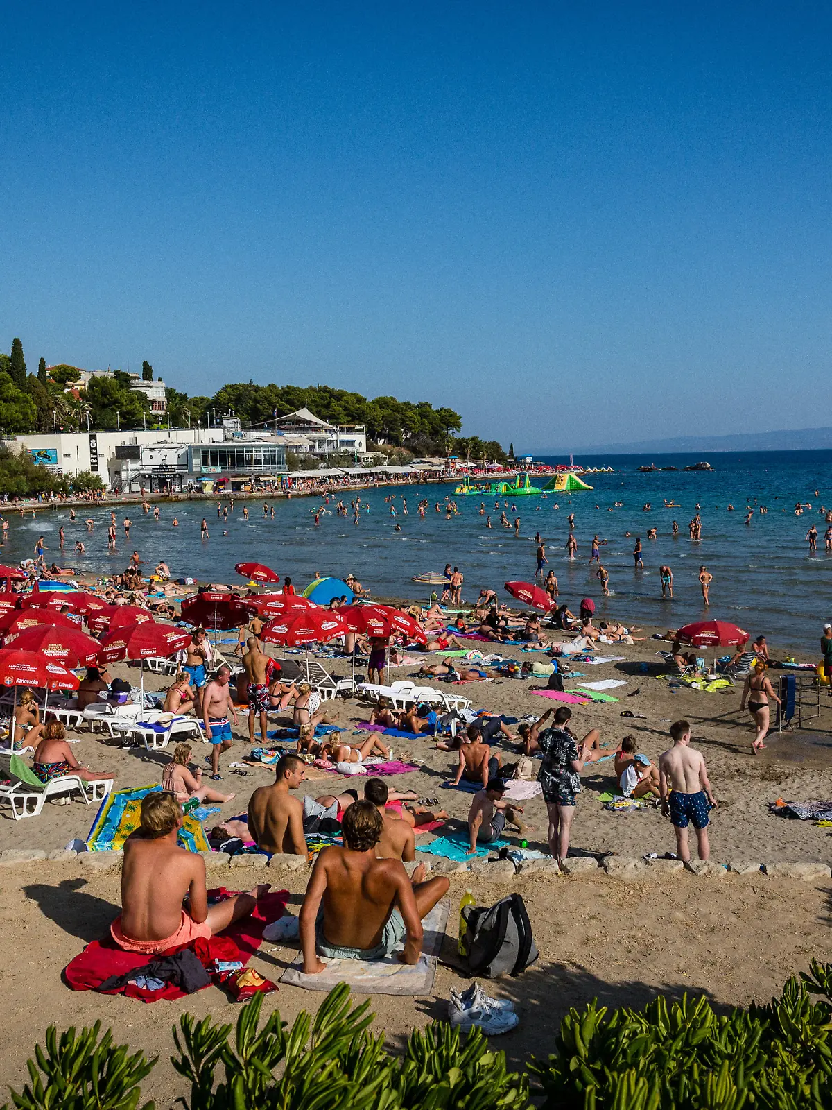  Badegäste sonnen sich am Strand Bacvice in Split. 