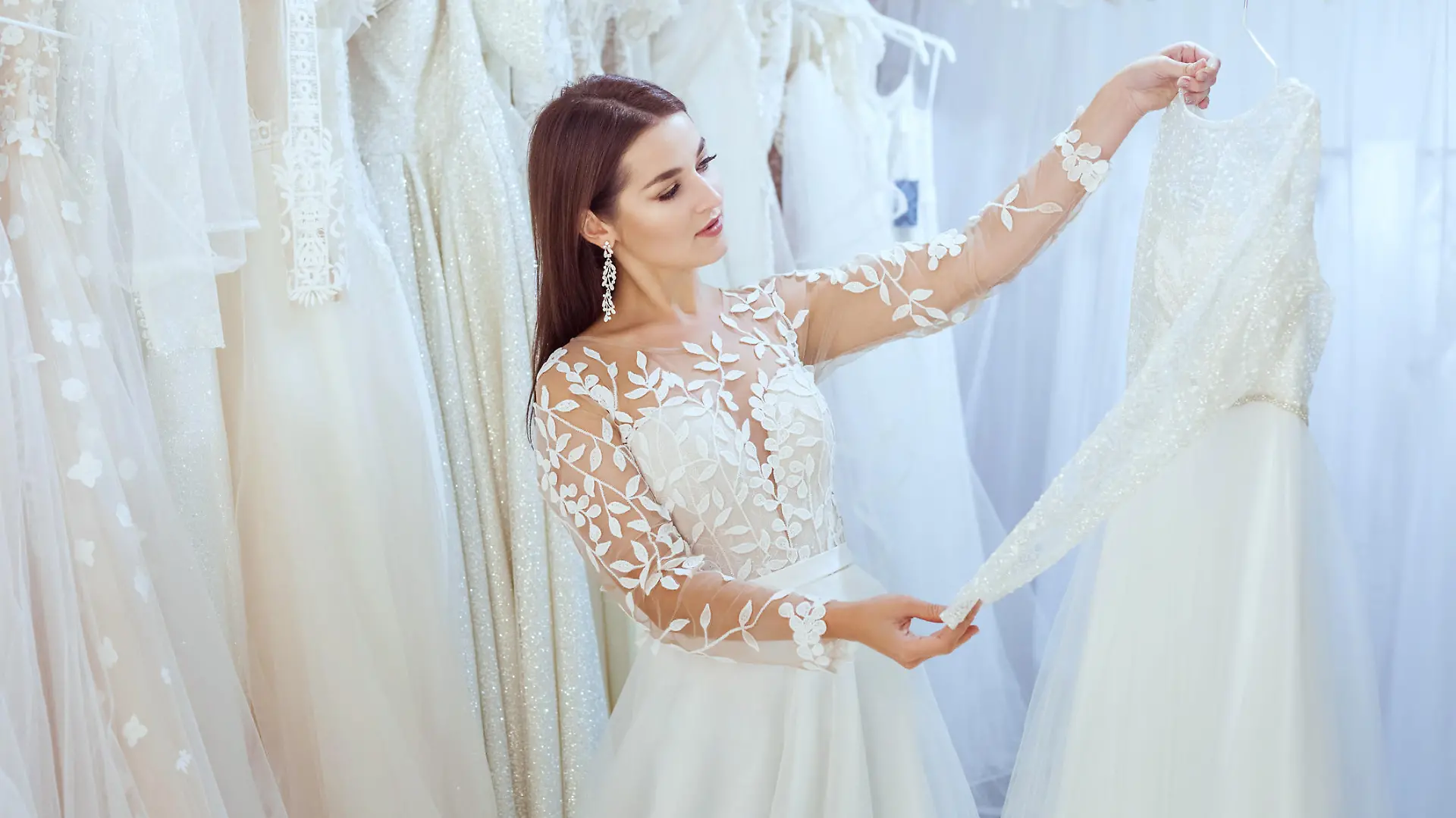 Frau probiert Hochzeitskleider
