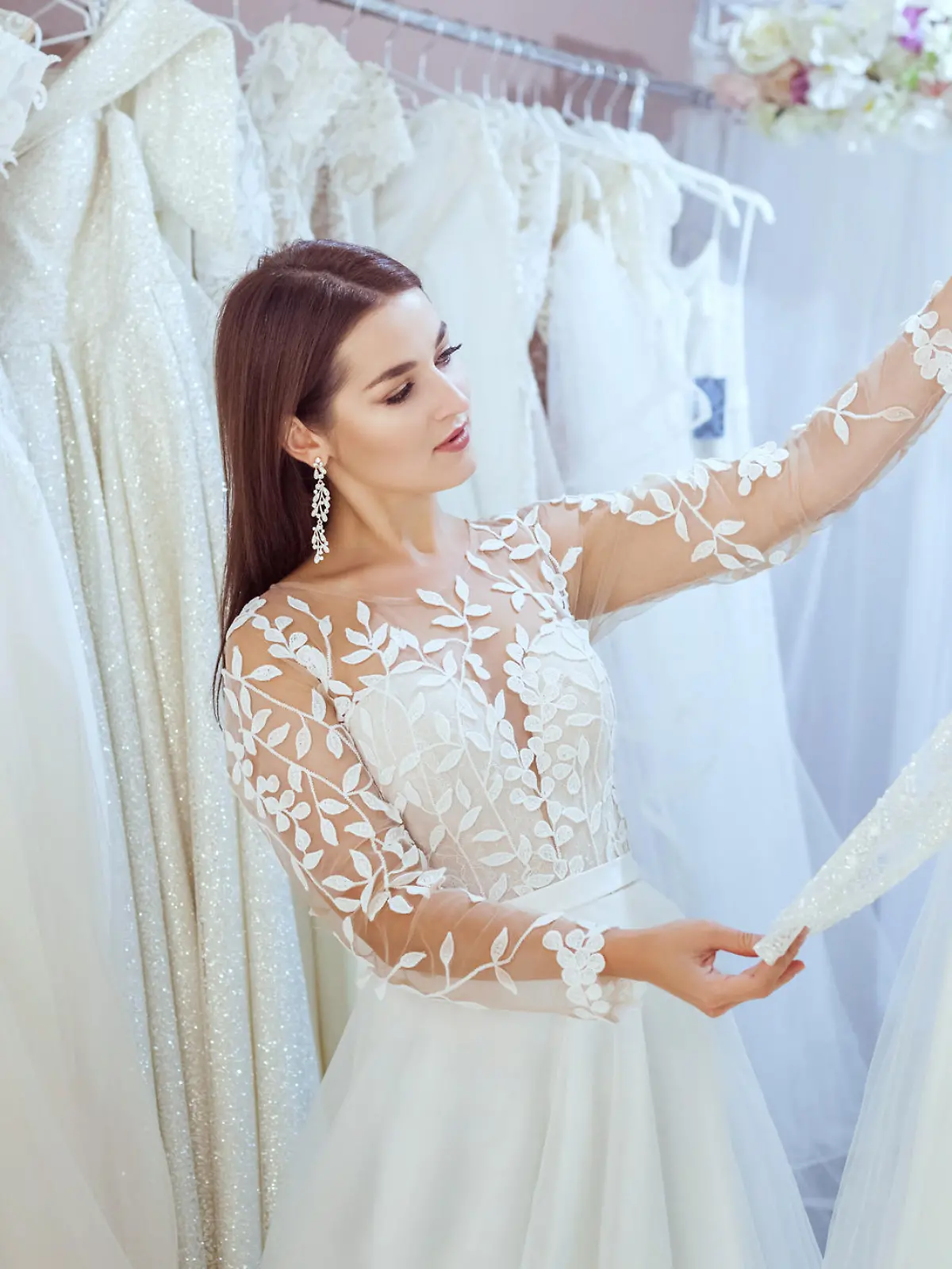 Frau probiert Hochzeitskleider