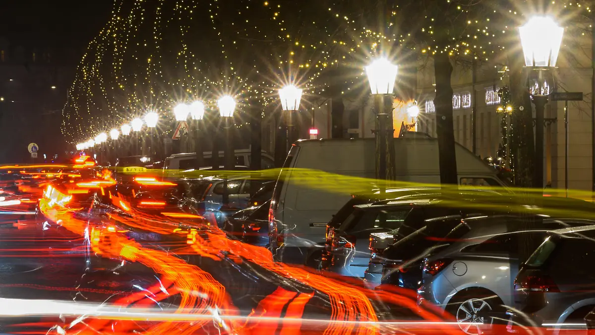 ARCHIV - 09.12.2021, Sachsen, Dresden: Laternen leuchten am Abend auf der Königstraße, während die Scheinwerfer vorbeifahrender Fahrzeuge Lichtspuren ziehen. Der Trend zu nächtlichen Dauerbeleuchtung ist für viele Tiere eine Qual. (Zu dpa: "Schattenseite des Lichts: Lichtverschmutzung wird für Tiere zur Qual") Foto: Robert Michael/dpa-Zentralbild/dpa +++ dpa-Bildfunk +++
