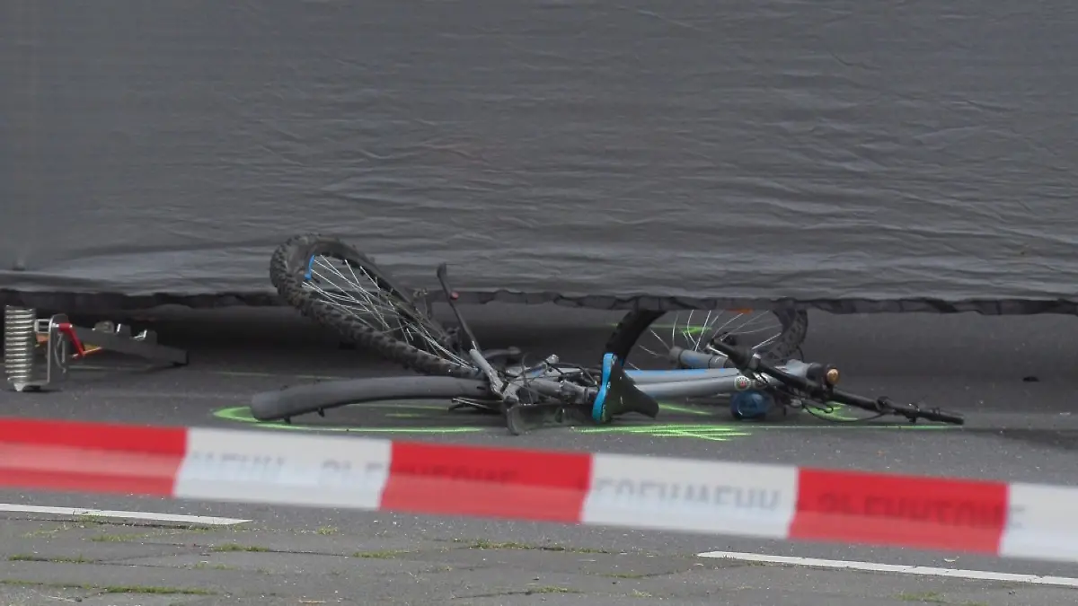 Ein Lastwagen erfasst den kleinen Jungen.