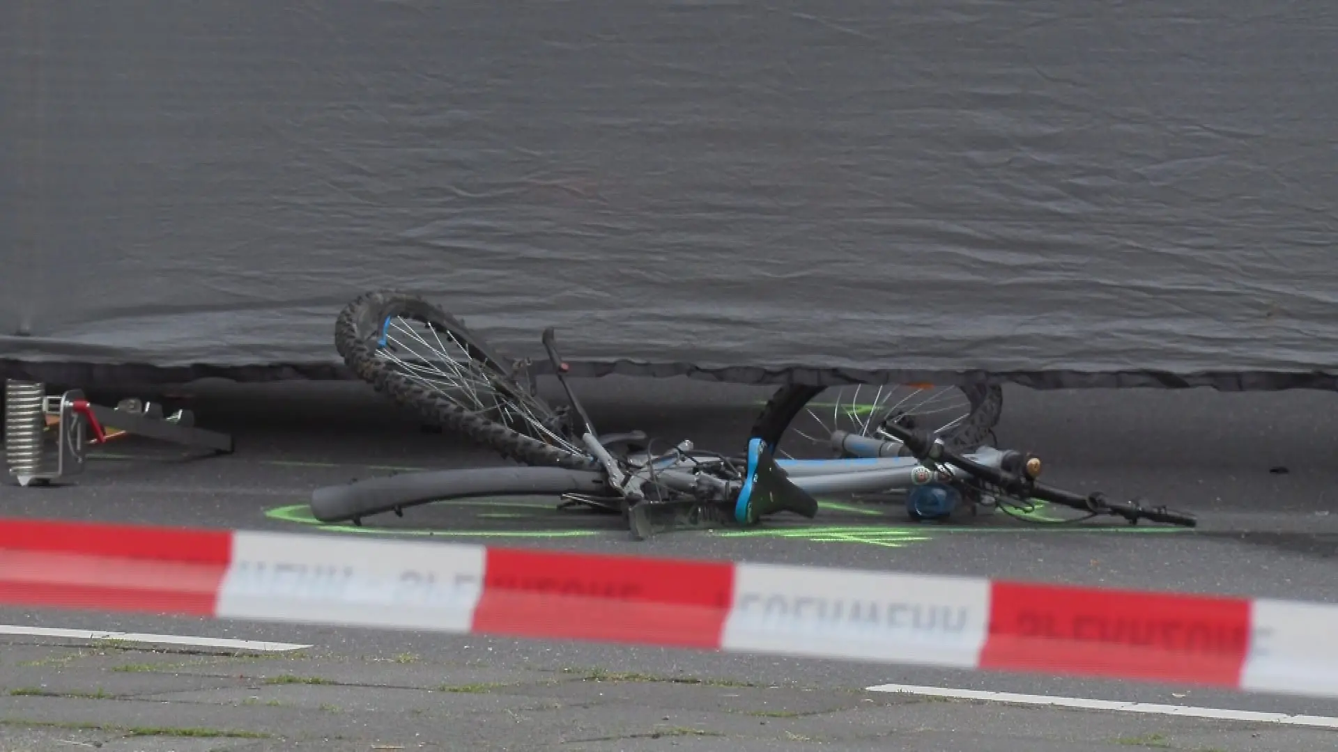 Ein Lastwagen erfasst den kleinen Jungen.