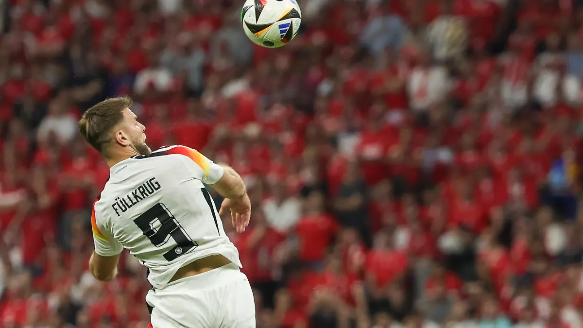 Niclas Füllkrug beim Kopfballtor im EM-Spiel gegen die Schweiz