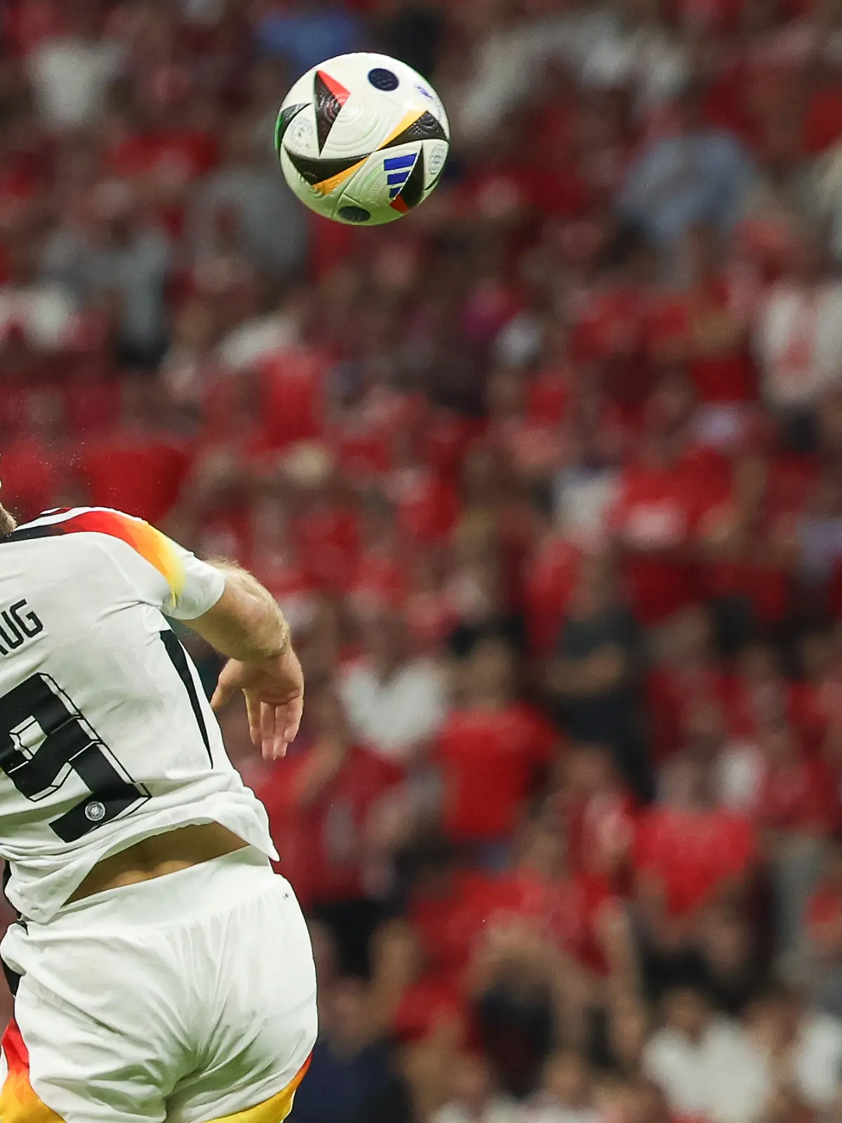 Niclas Füllkrug beim Kopfballtor im EM-Spiel gegen die Schweiz