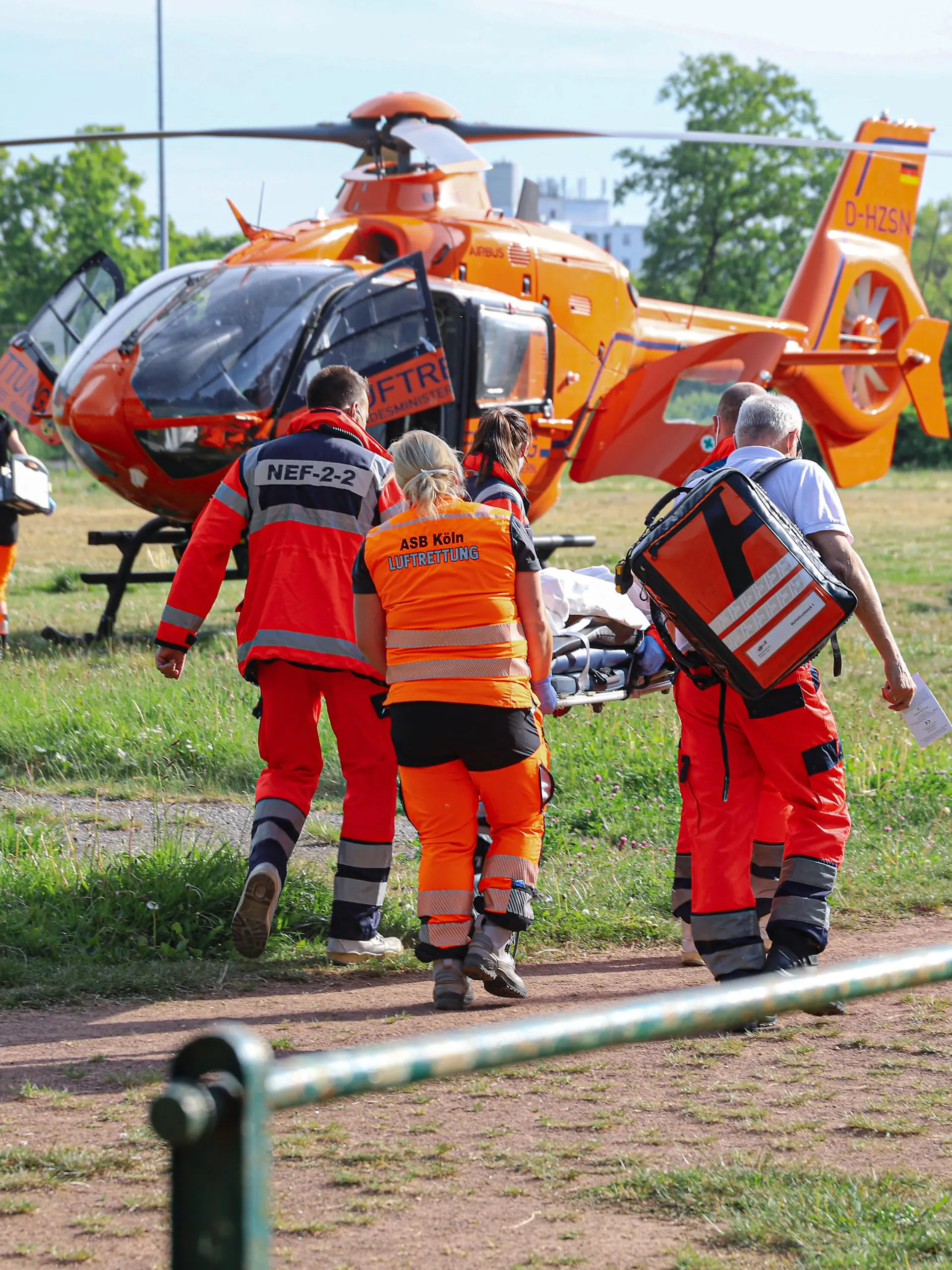 In Wuppertal musste ein Junge (4) mit einem Rettungshubschrauber in eine Spezialklinik geflogen werden.