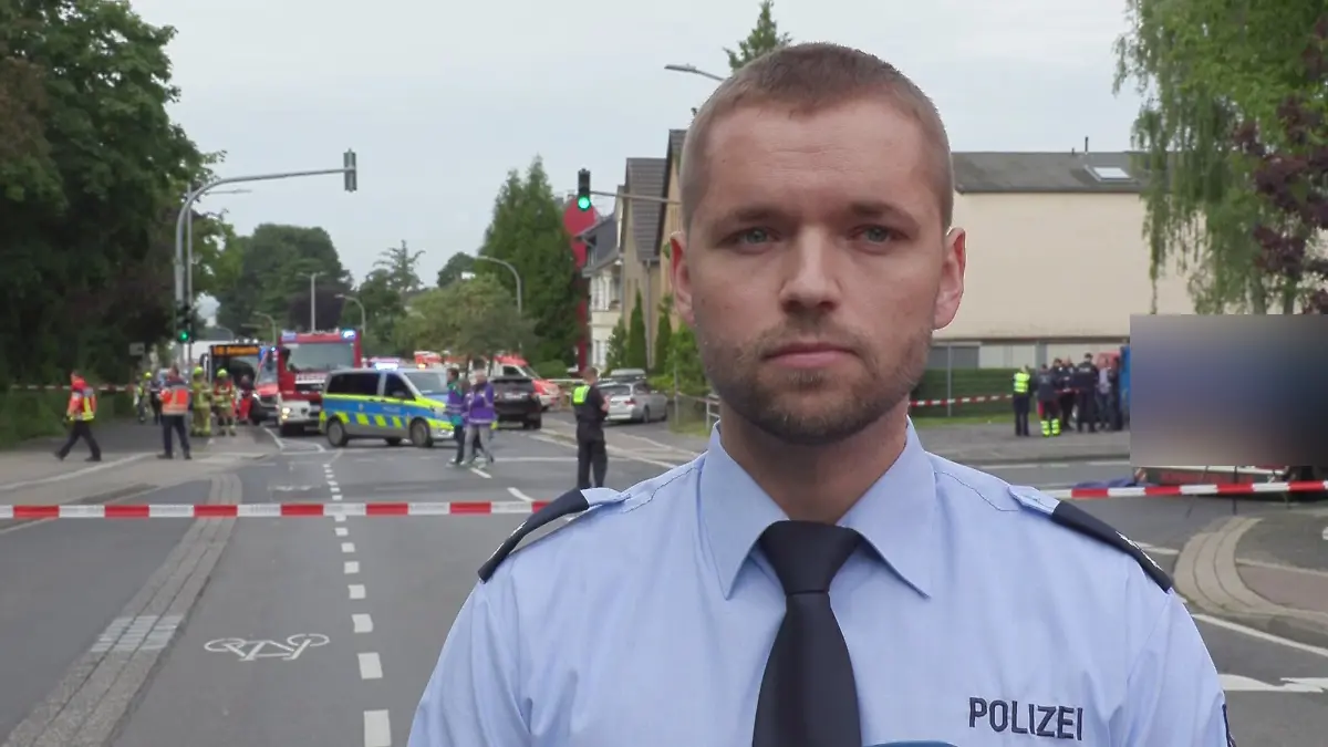Polizeisprecher Maximilian Reeser am Unfallort.