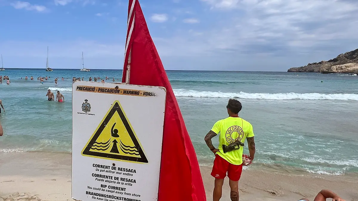23.06.2023, Beliebtes Reiseziel der Deutschen, Mallorca. Am Strand Cala Agulla, bei Cala Ratjada. Wegen Wind, Stromung und Wellen wurde ein Strandabschnitt von den Rettungsschwimmern gesperrt und mit der roten Flagge versehen.