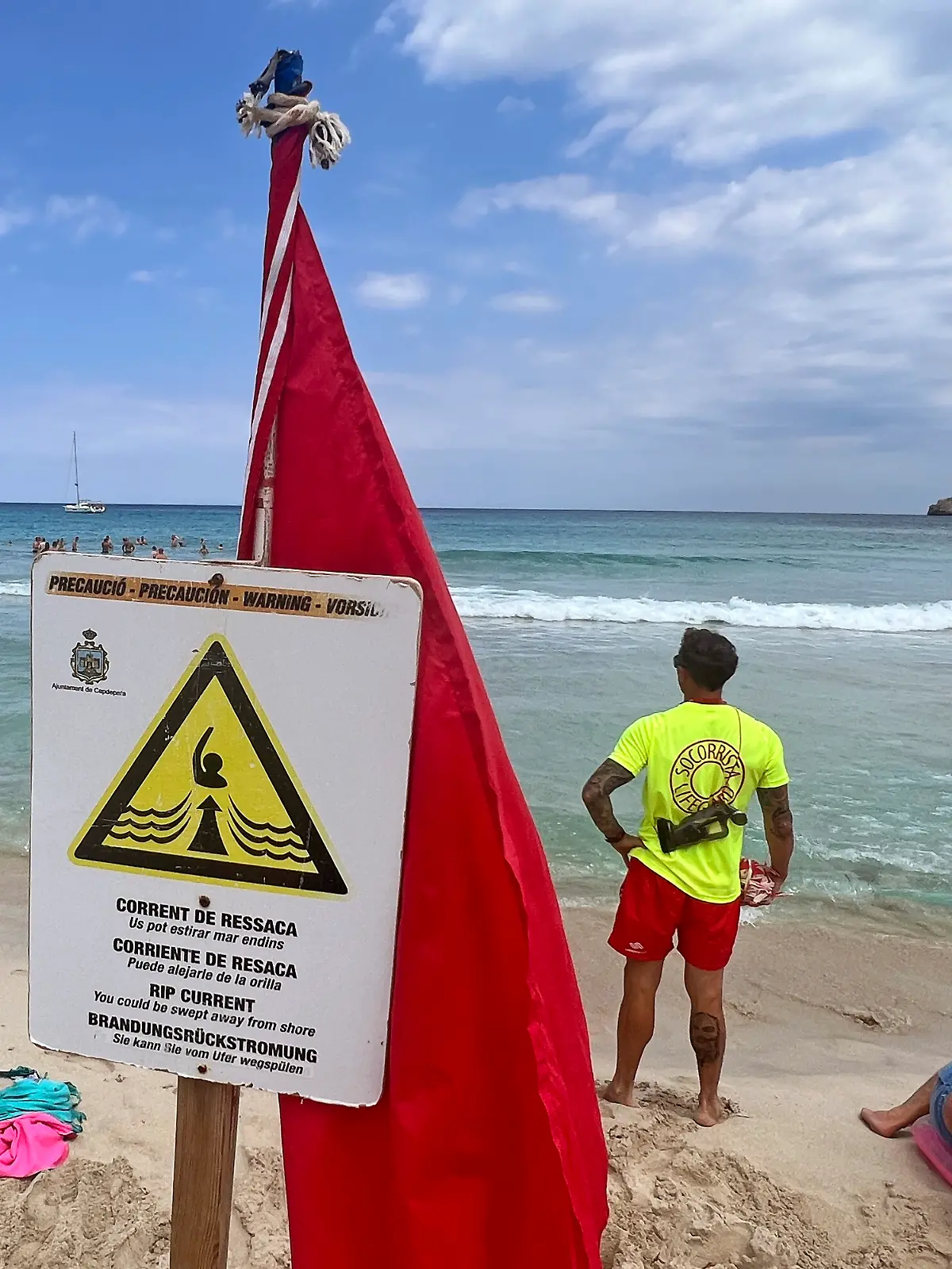 23.06.2023, Beliebtes Reiseziel der Deutschen, Mallorca. Am Strand Cala Agulla, bei Cala Ratjada. Wegen Wind, Stromung und Wellen wurde ein Strandabschnitt von den Rettungsschwimmern gesperrt und mit der roten Flagge versehen.

