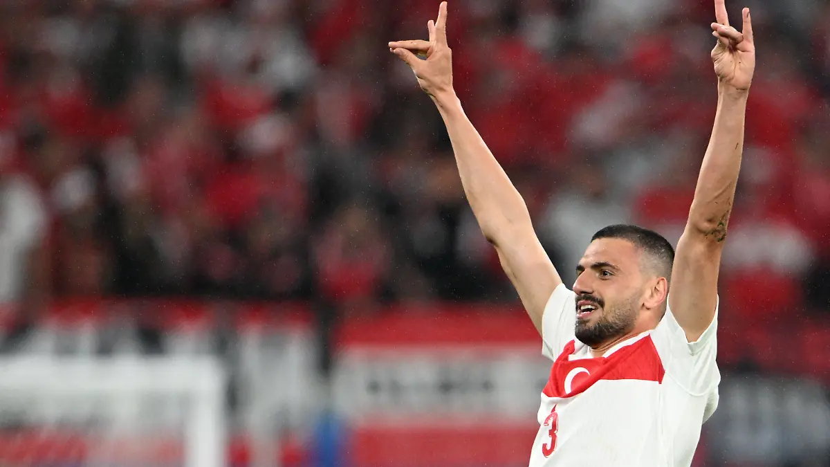 Merih Demiral jubelt nach seinem Tor zum 2:0 mit dem Wolfsgruß.
