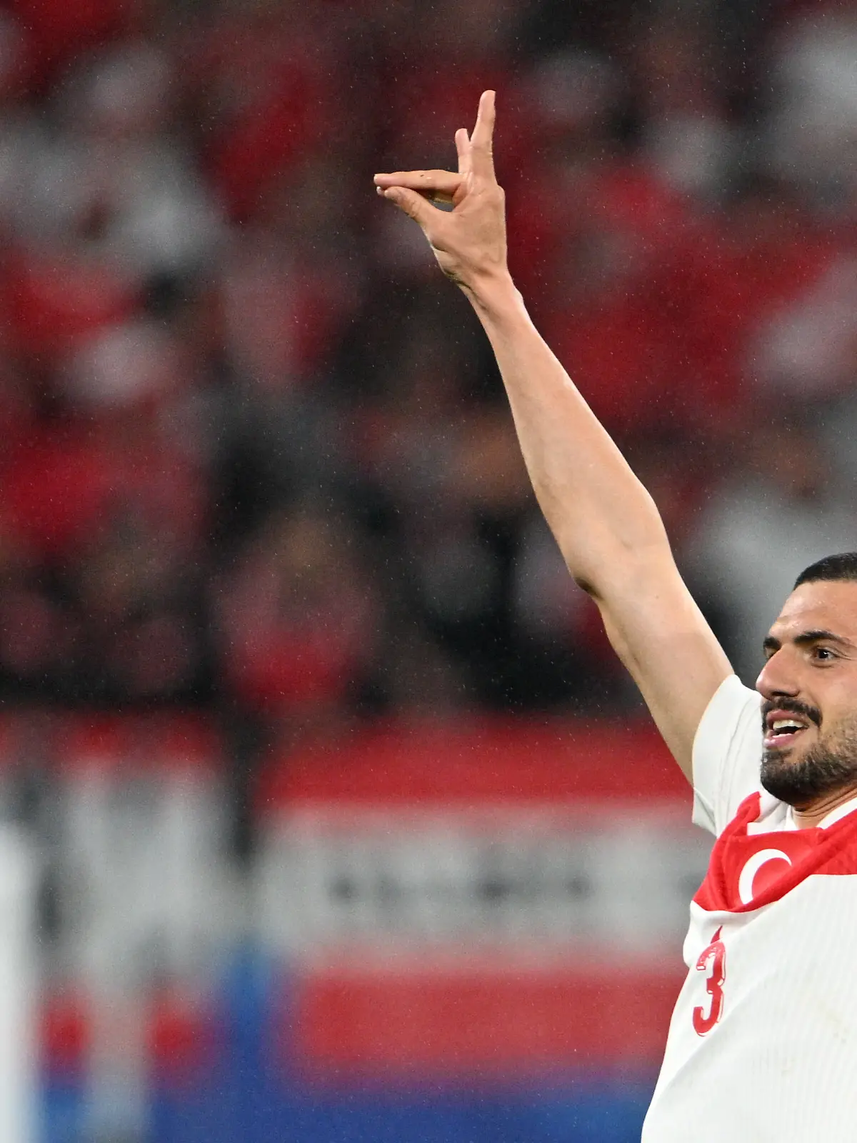 Merih Demiral jubelt nach seinem Tor zum 2:0 mit dem Wolfsgruß.