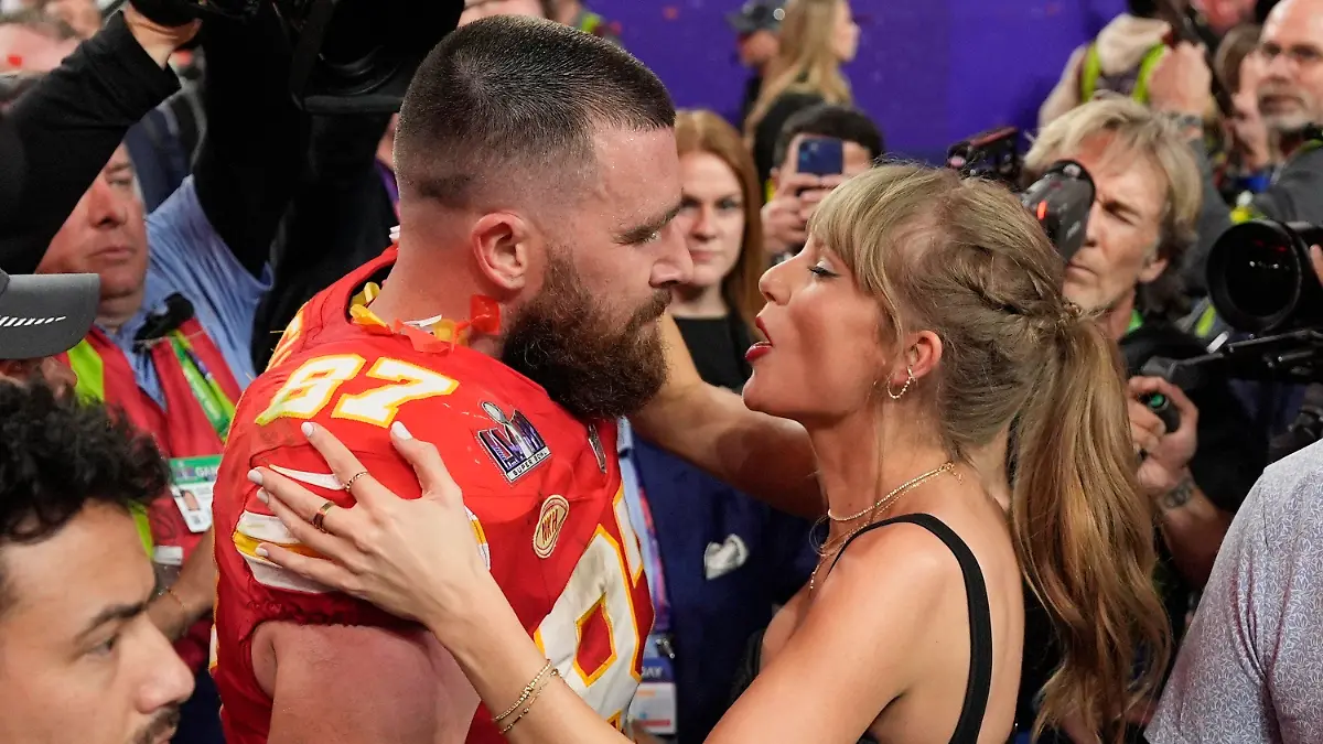 ARCHIV - 12.02.2024, USA, Las Vegas: American Football: Profiliga NFL, Play-off-Runde, Super Bowl, Kansas City Chiefs - San Francisco 49ers im Allegiant Stadium: Taylor Swift küsst Kansas City Chiefs Tight End Travis Kelce nach dem Sieg. Die Chiefs gewannen 25-22. (zu dpa: «Travis Kelce bei Londoner Konzert von Freundin Taylor Swift auf Bühne») Foto: John Locher/AP/dpa +++ dpa-Bildfunk +++