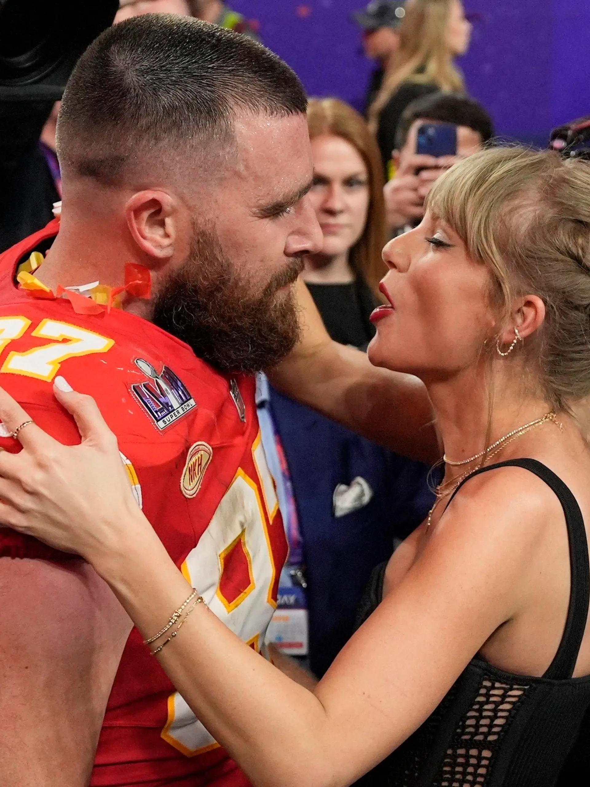 ARCHIV - 12.02.2024, USA, Las Vegas: American Football: Profiliga NFL, Play-off-Runde, Super Bowl, Kansas City Chiefs - San Francisco 49ers im Allegiant Stadium: Taylor Swift küsst Kansas City Chiefs Tight End Travis Kelce nach dem Sieg. Die Chiefs gewannen 25-22. (zu dpa: «Travis Kelce bei Londoner Konzert von Freundin Taylor Swift auf Bühne») Foto: John Locher/AP/dpa +++ dpa-Bildfunk +++