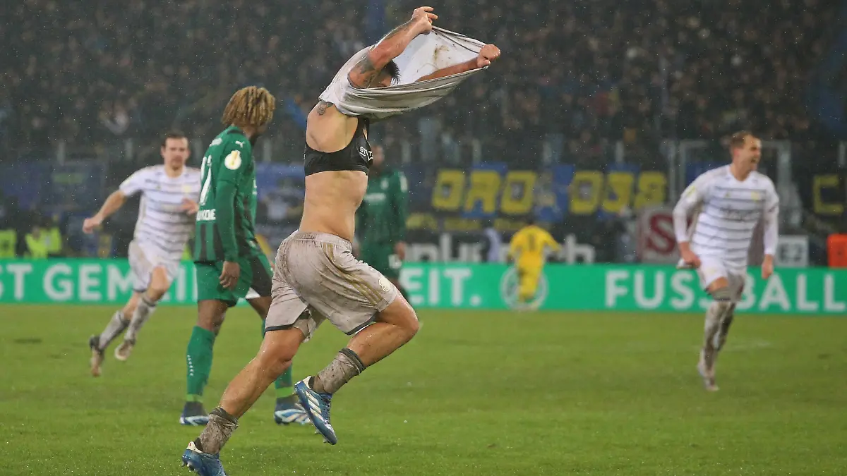 Auch Kai Brünker, Stürmer beim 1. FC Saarbrücken, zeigte im März nach dem Tor gegen Borussia Mönchengladbach sein Bustier.