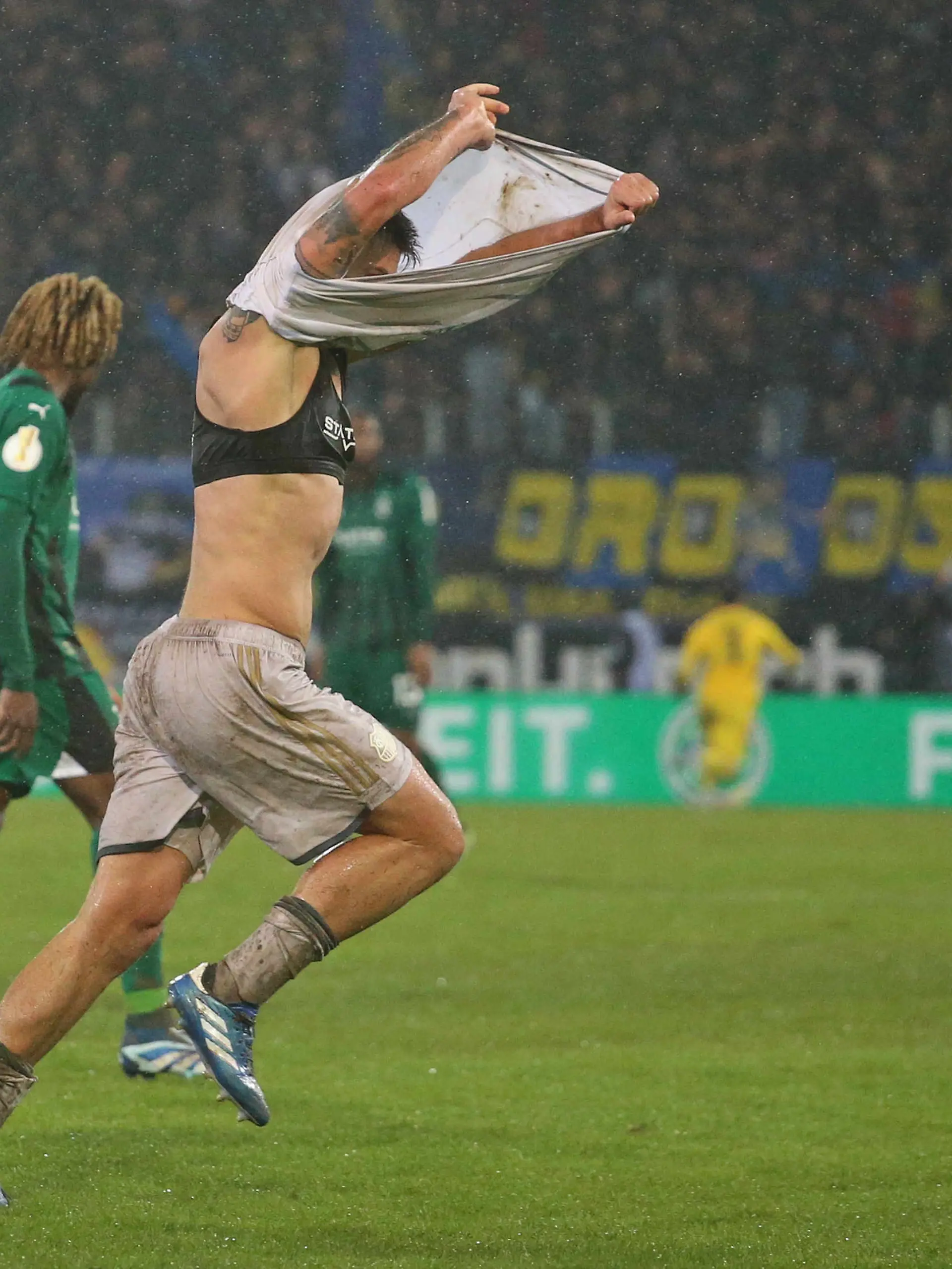 Auch Kai Brünker, Stürmer beim 1. FC Saarbrücken, zeigte im März nach dem Tor gegen Borussia Mönchengladbach sein Bustier.