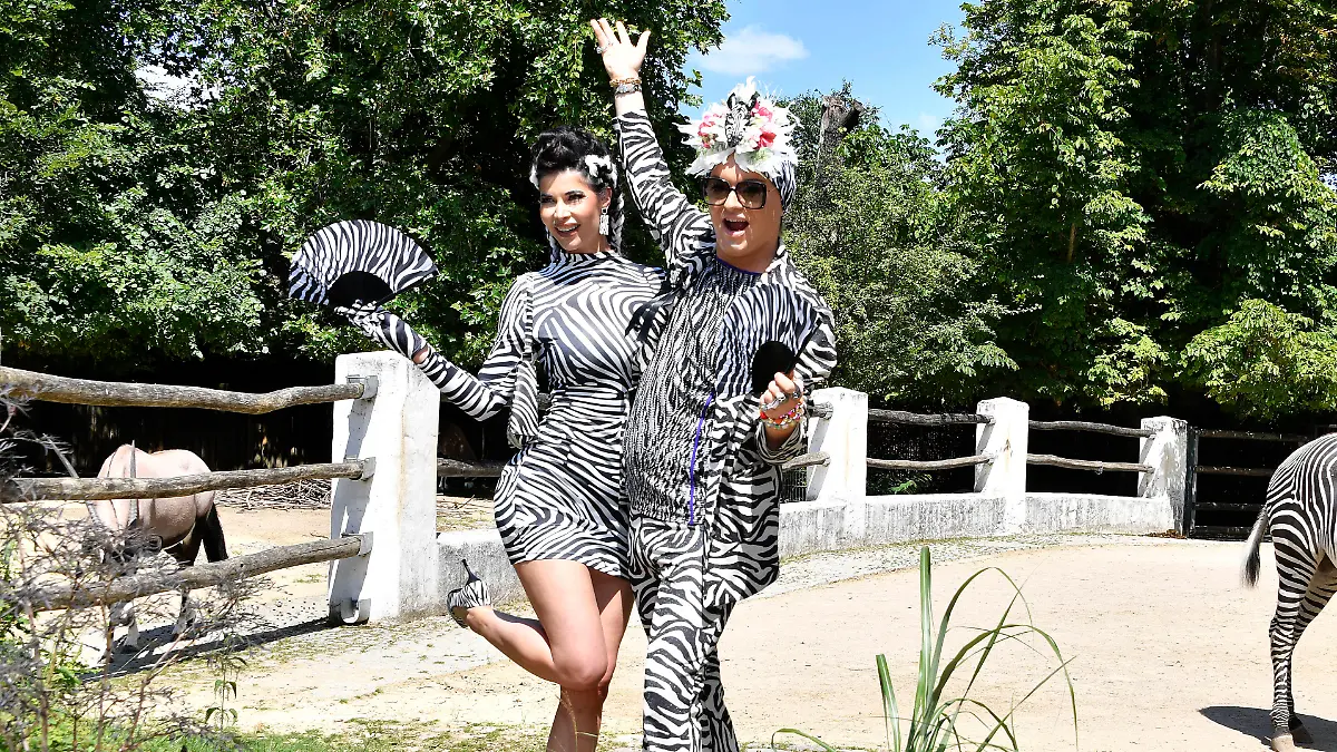 Micaela Schäfer und Julian F.M. Stoeckel bei der Übergabe der Patenurkunde für die Ehrenpatenschaft von Julian F.M. Stoeckel für die Grevy-Zebras im Zoologischen Garten Berlin. Berlin, 25.06.2024