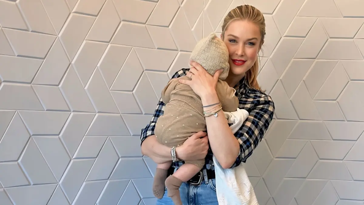 Schauspielerin Nina Ensmann und ihr Sohn.