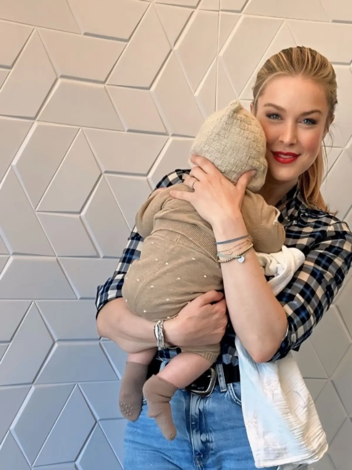 Schauspielerin Nina Ensmann und ihr Sohn.