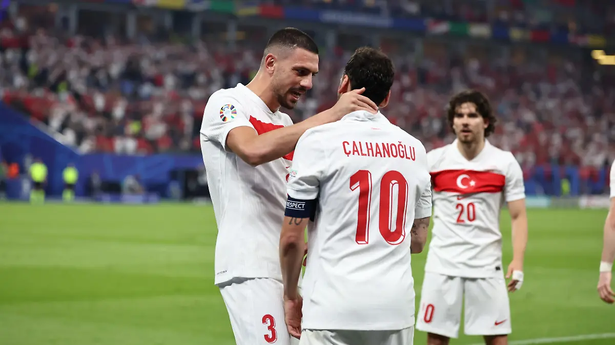 (3) Türkei Merih Demiral und (10) Türkei Hakan Çalhano?lu beim UEFA Euro 2024 Spiel Tschechien gegen die Türkei in Hamburg
/ 260624

*** UEFA Euro 2024 Football Championship - Czech Republic vs Turkey on June 26, 2024 in Hamburg, Germany***


